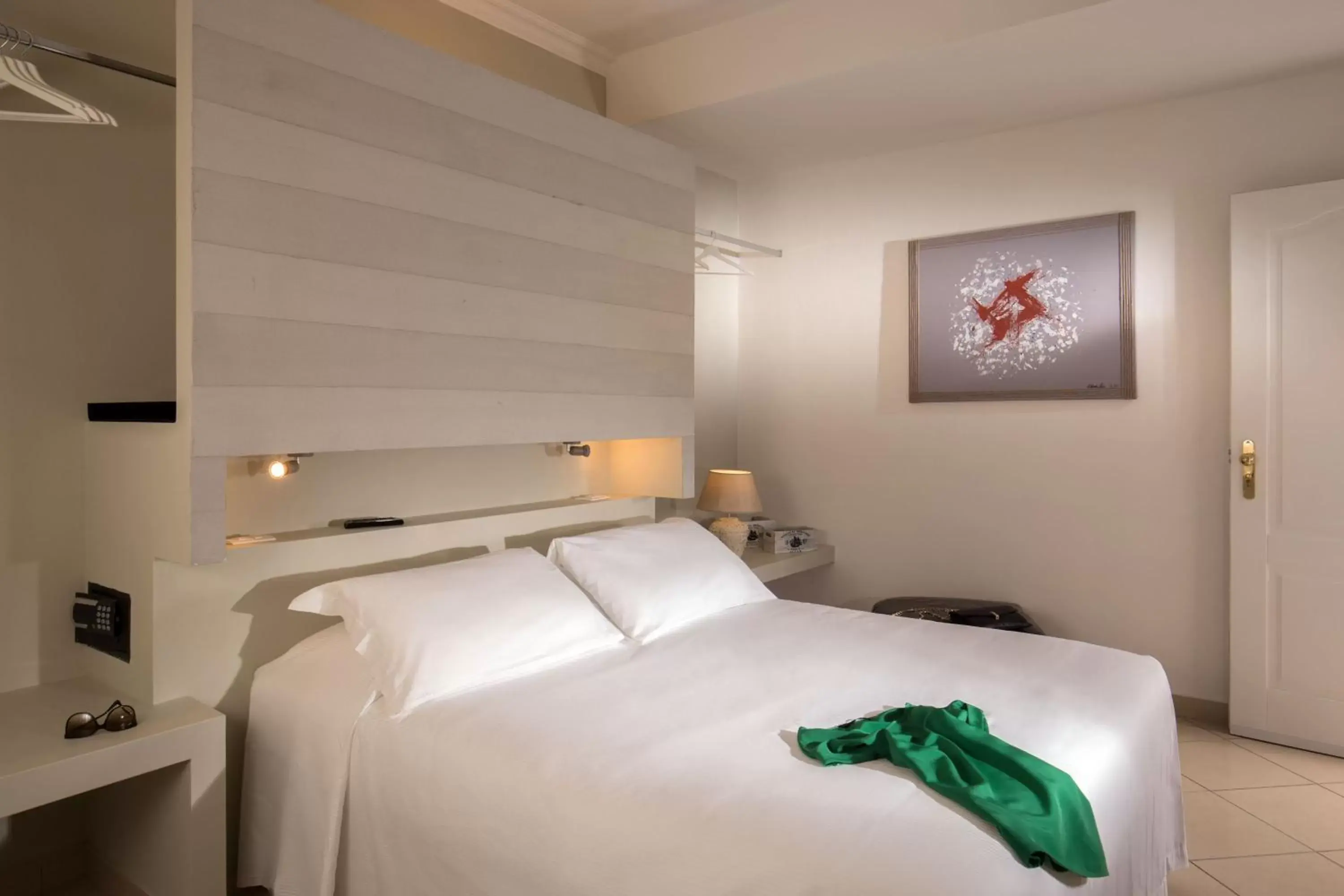 Bedroom, Bed in Crossroad Hotel
