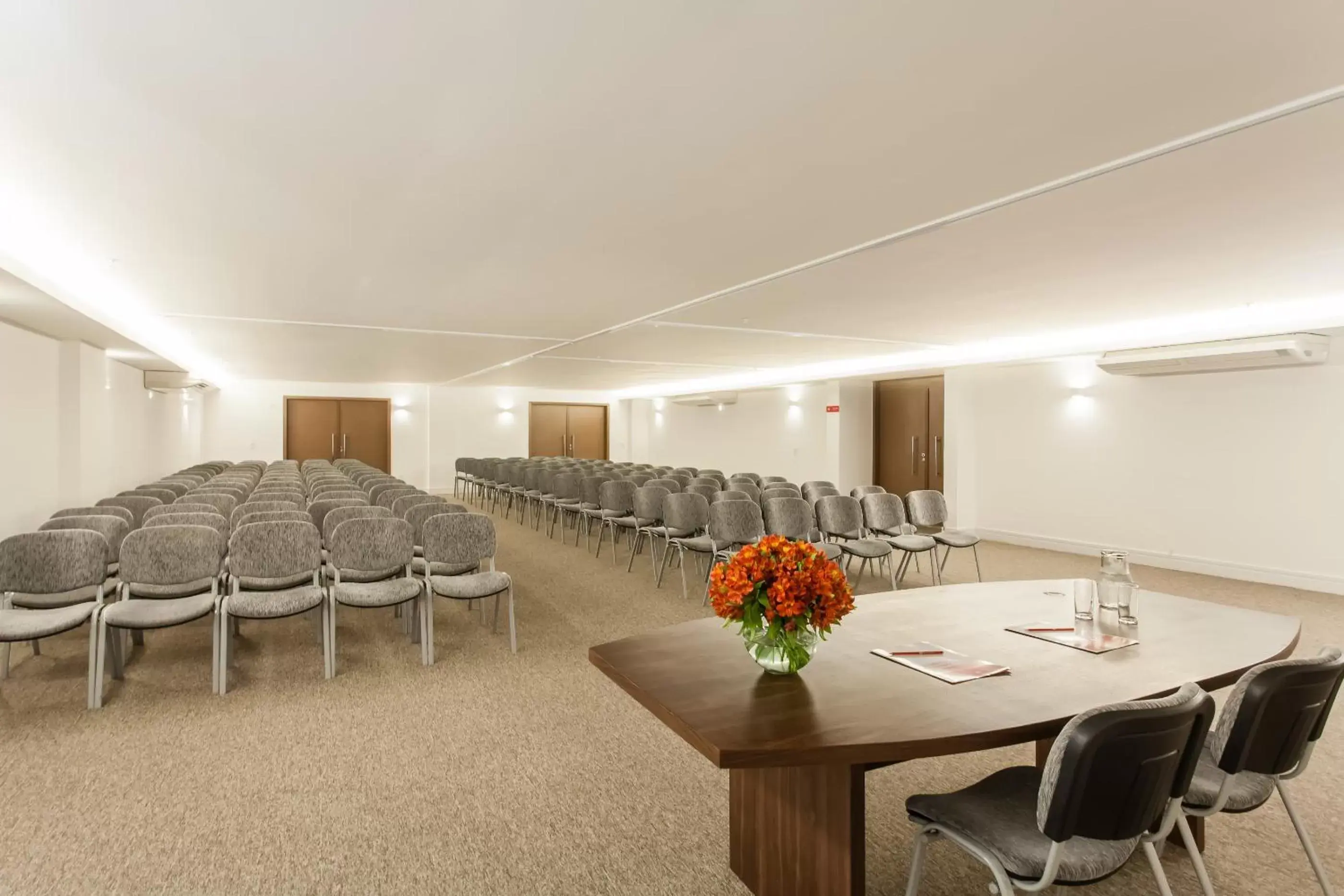 Meeting/conference room in Ramada Hotel & Suites Campos Pelinca