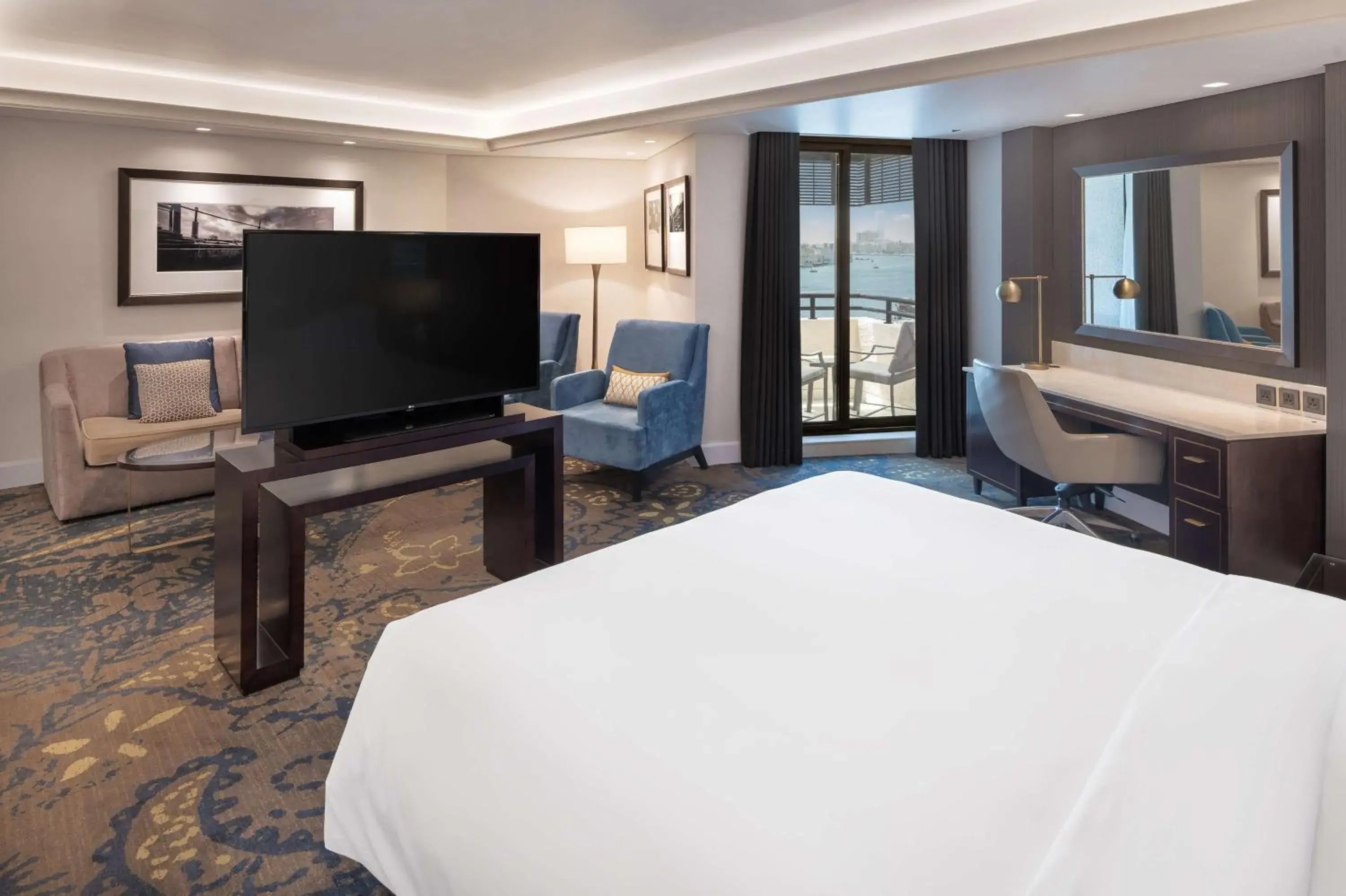 Bedroom, TV/Entertainment Center in Radisson Blu Hotel, Dubai Deira Creek