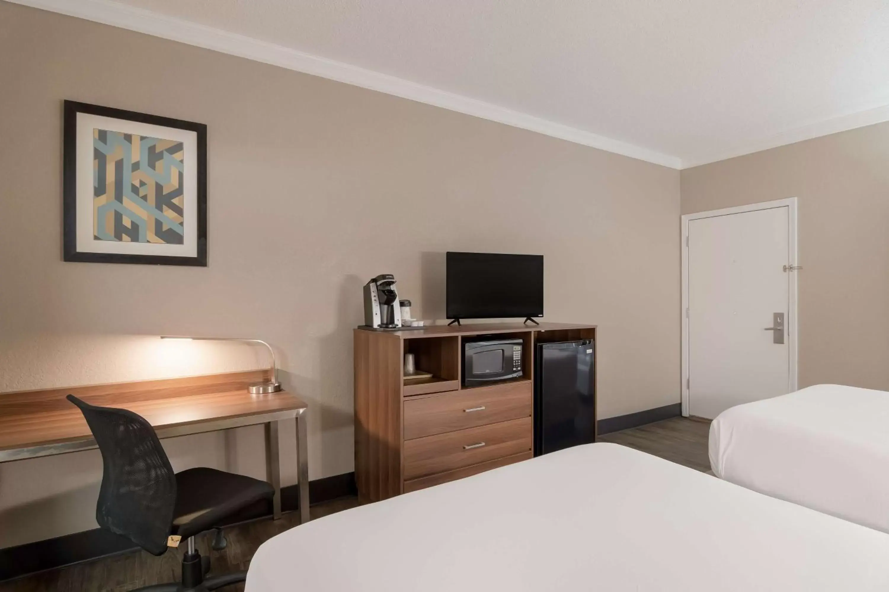 Bedroom, TV/Entertainment Center in SureStay Hotel by Best Western Helen Downtown