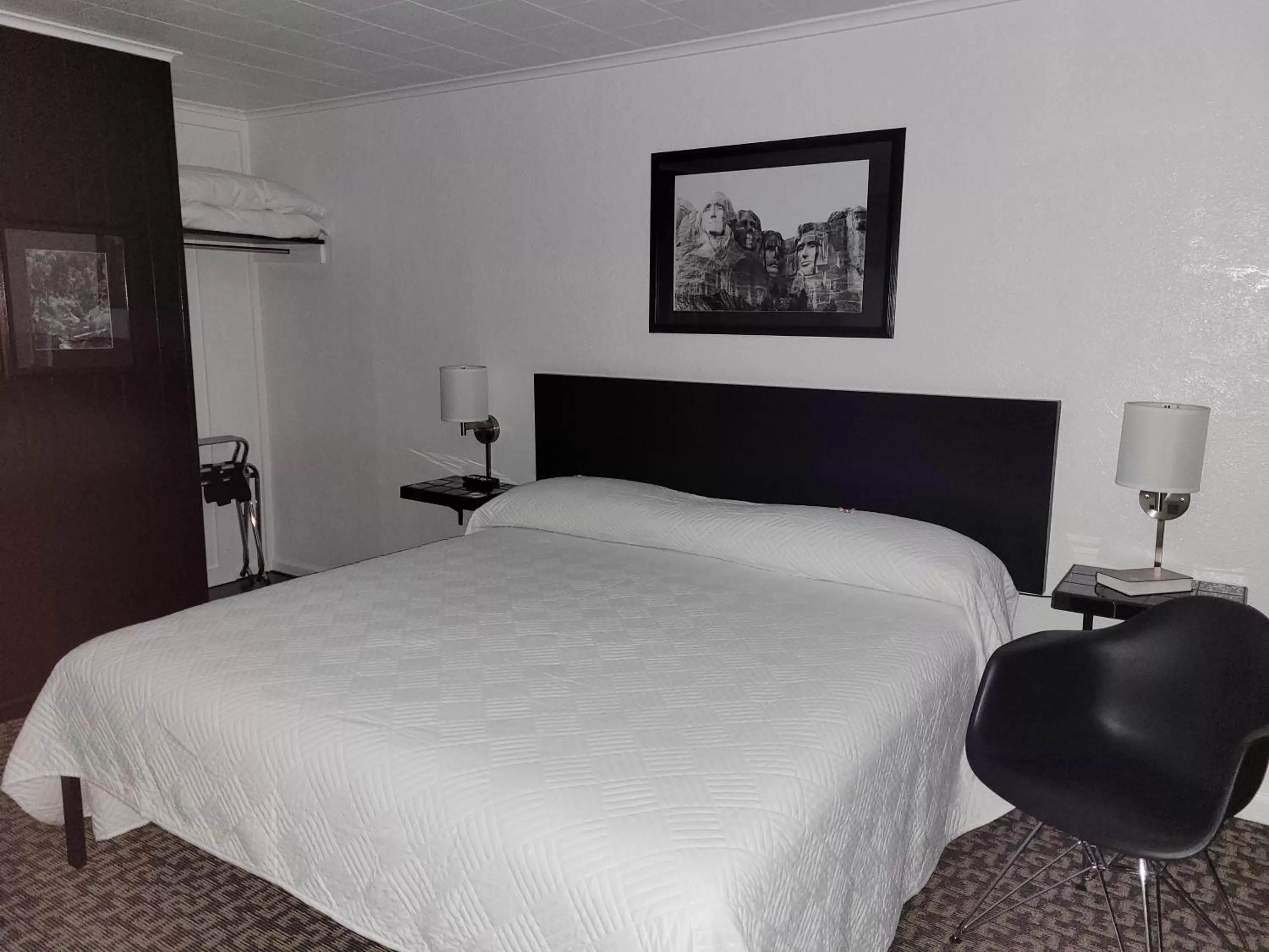 Photo of the whole room, Bed in Rocket Motel