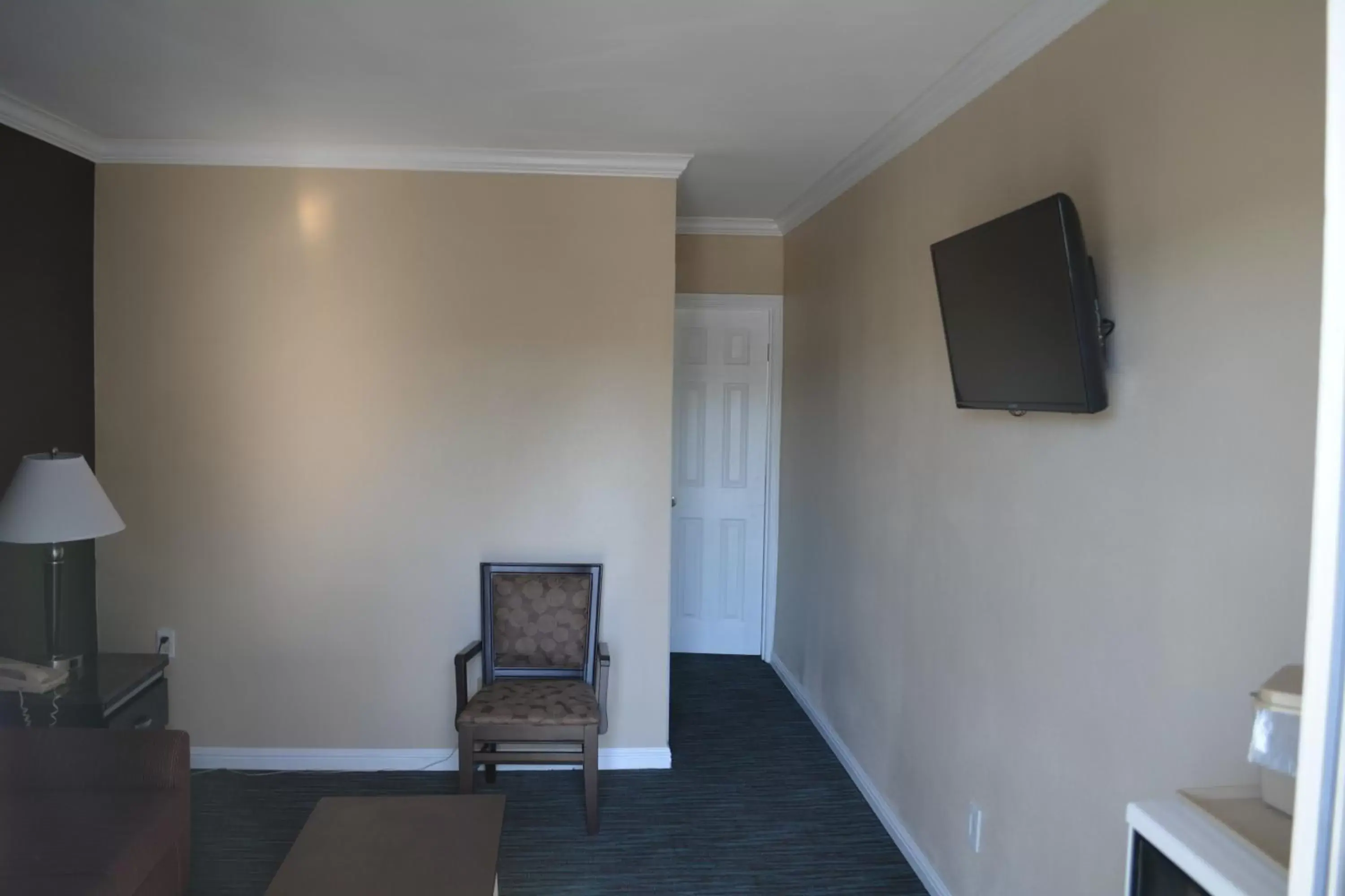 Seating area, TV/Entertainment Center in Seaside Motel