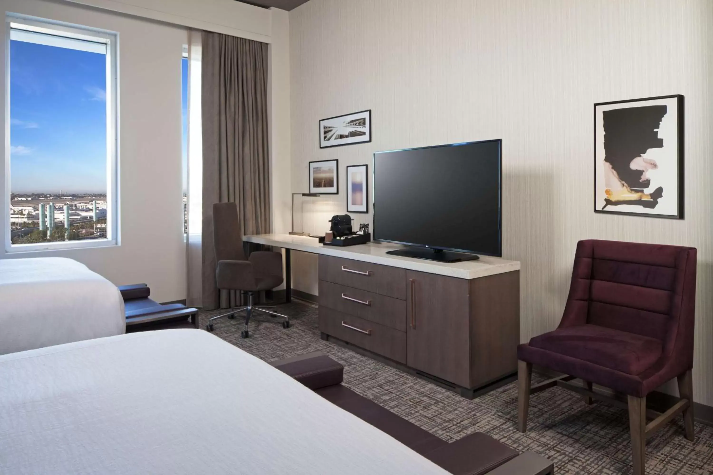 Bed, TV/Entertainment Center in H Hotel Los Angeles, Curio Collection By Hilton