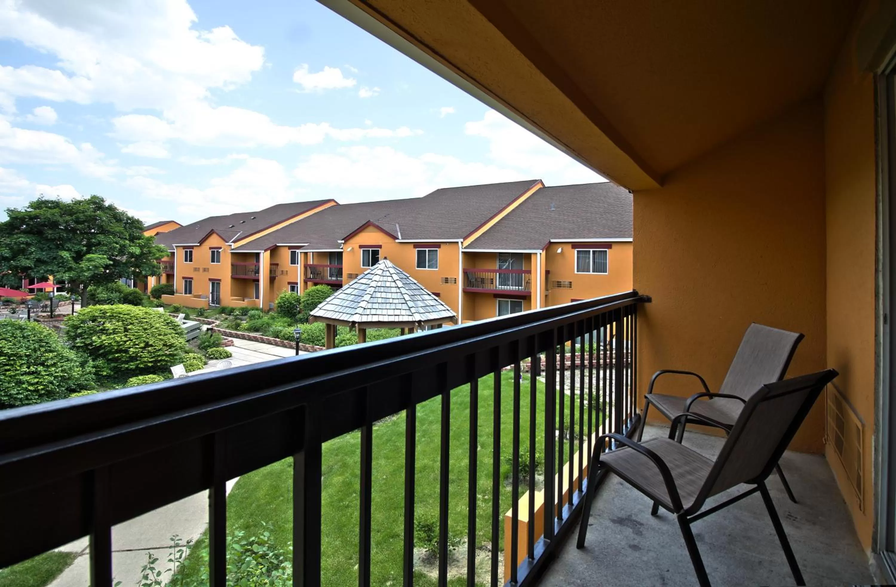 Premier 1 King Bed (Balcony) in Chicago Club Inn & Suite