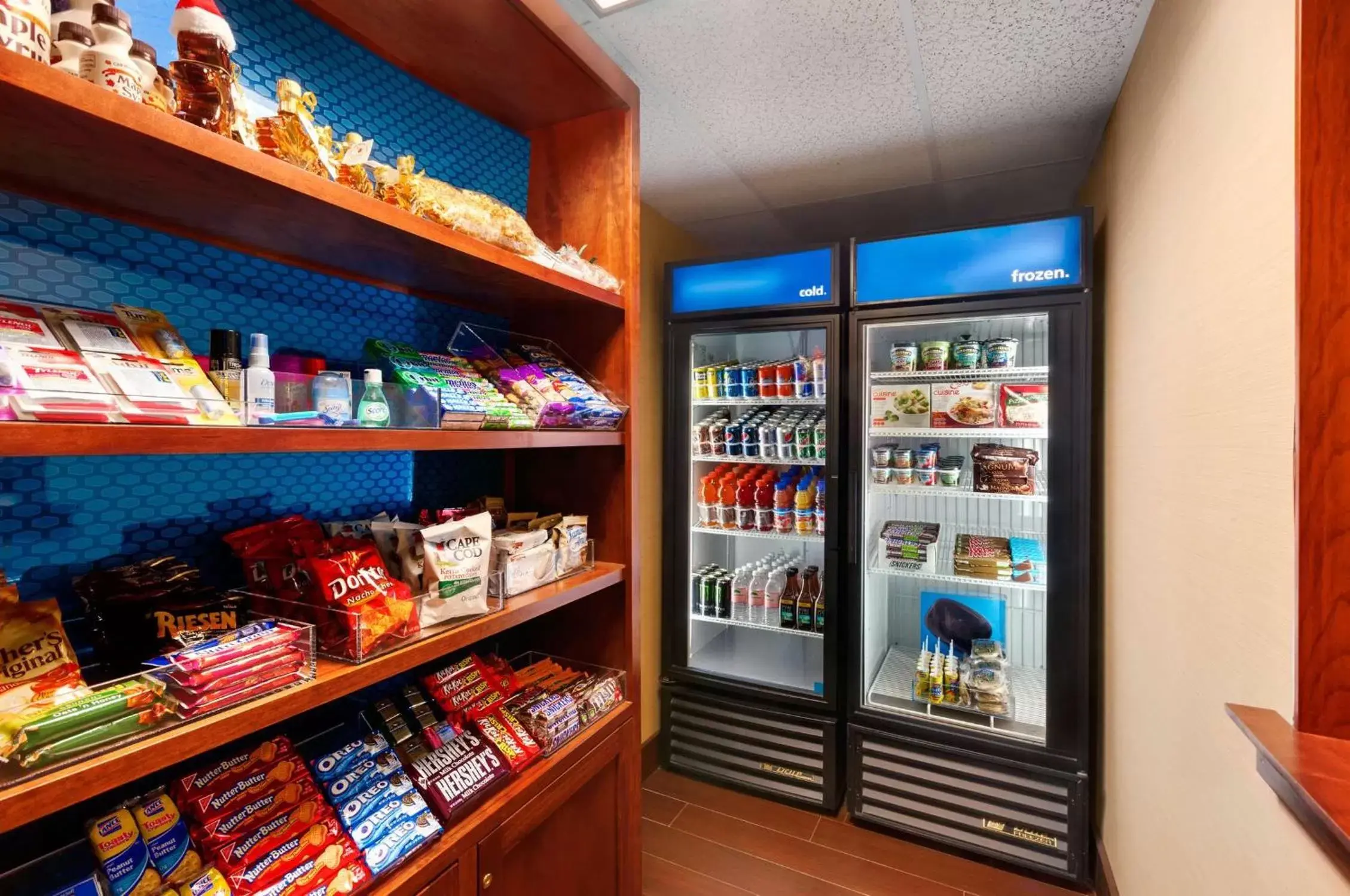 Dining area, Supermarket/Shops in Hampton Inn Burlington - Colchester