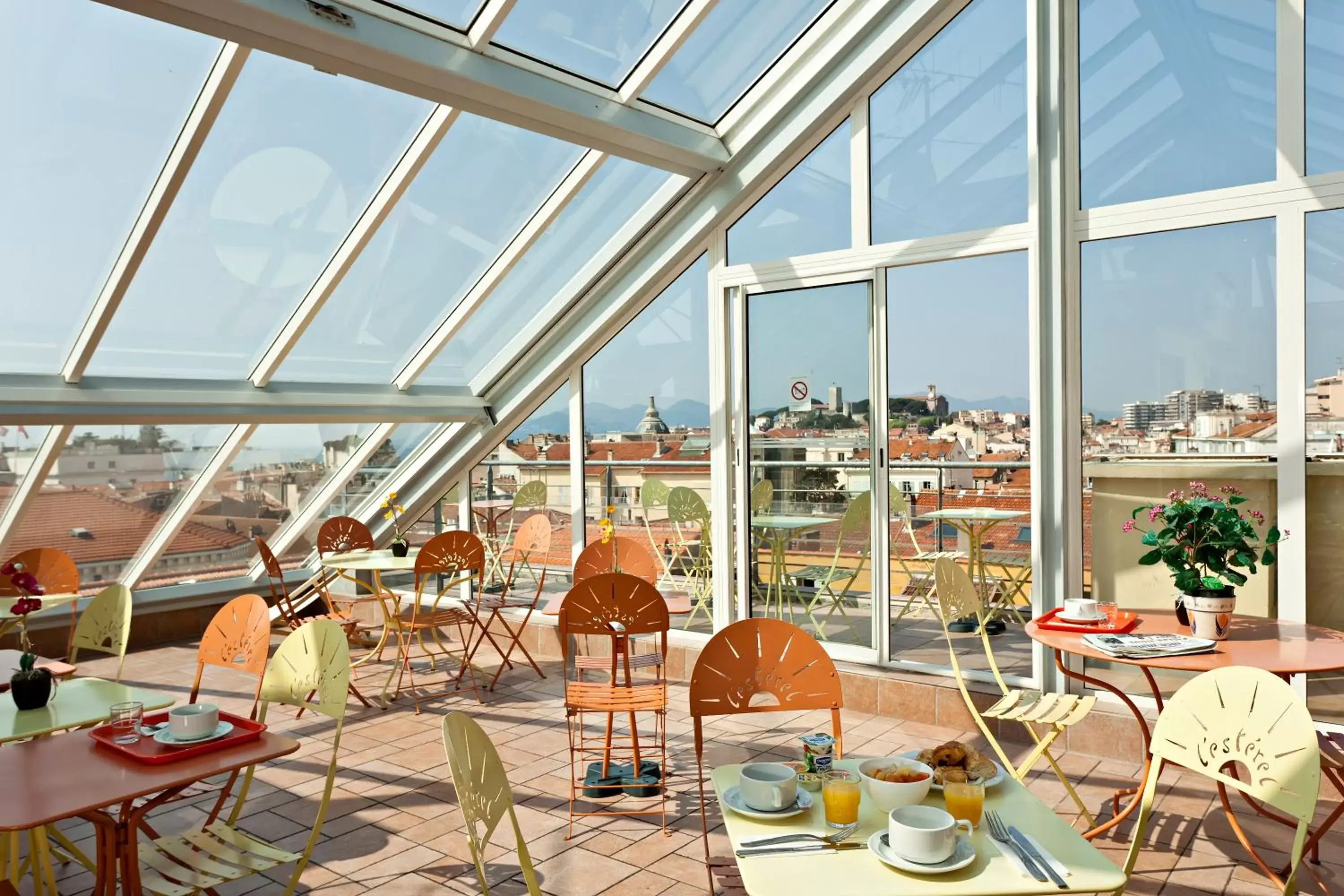 Balcony/Terrace, Restaurant/Places to Eat in L'Esterel
