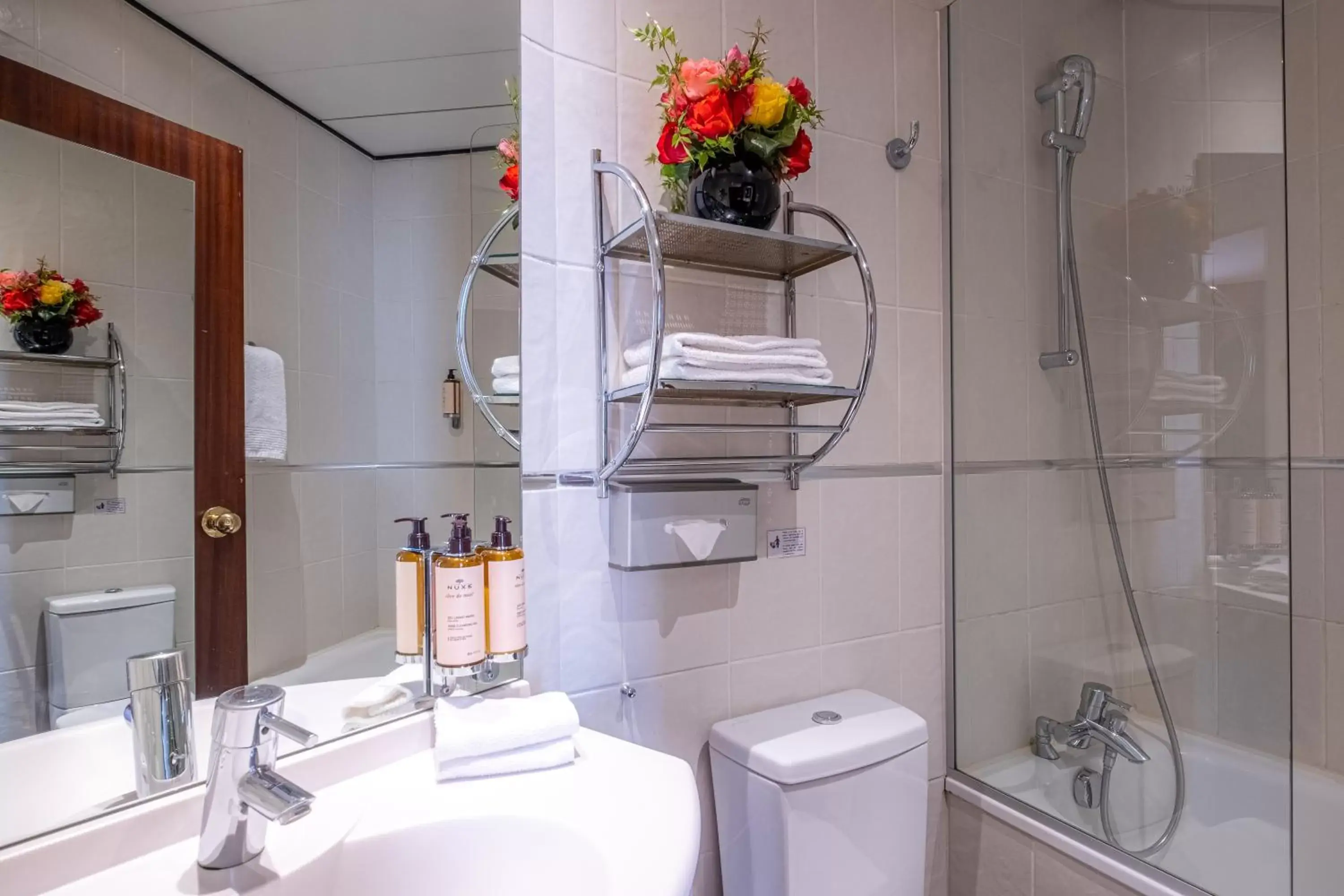 Bathroom in Hotel Trianon Rive Gauche