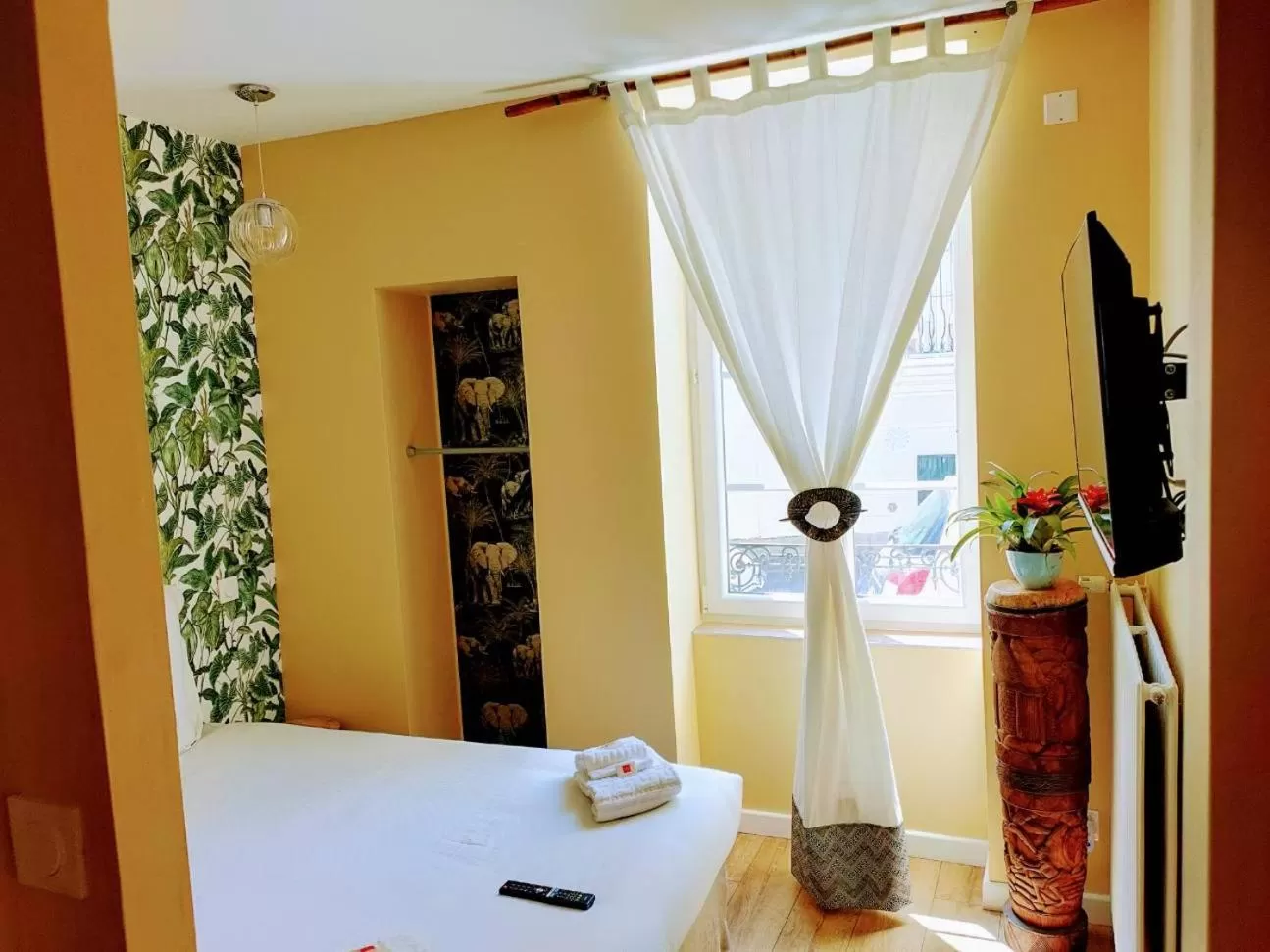 Bedroom, Bathroom in Vichy Sejour