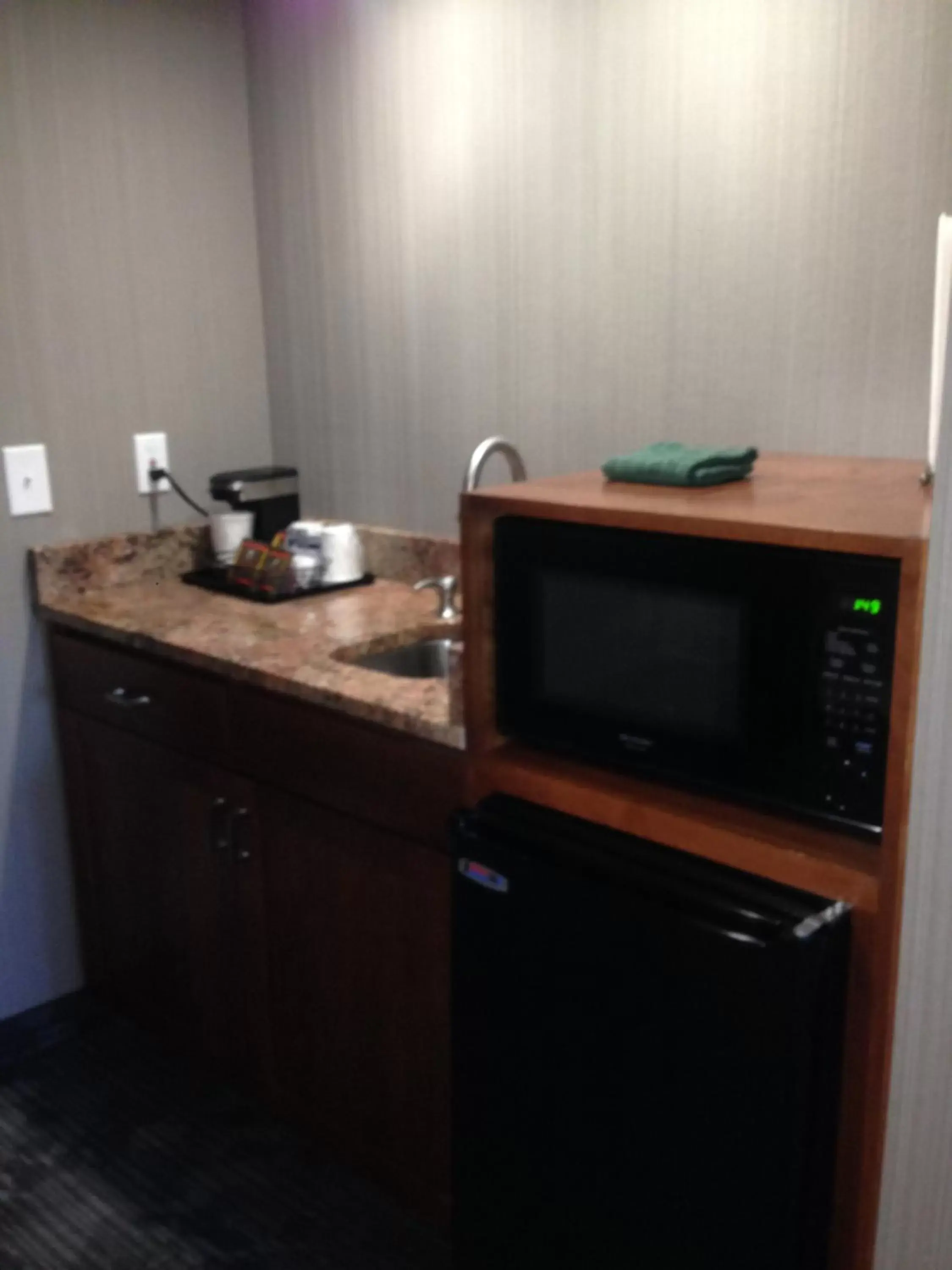 Coffee/tea facilities, Kitchen/Kitchenette in Country Inn & Suites, Delta Park, Portland, OR