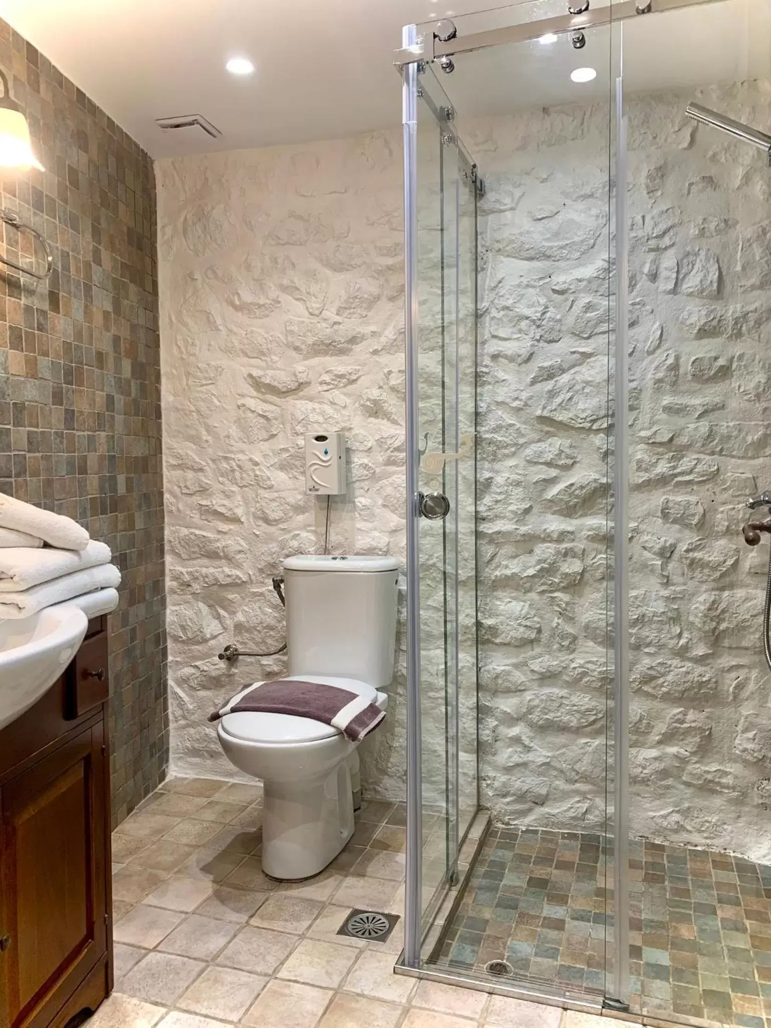 Bathroom in PortaDelMare deluxe suites