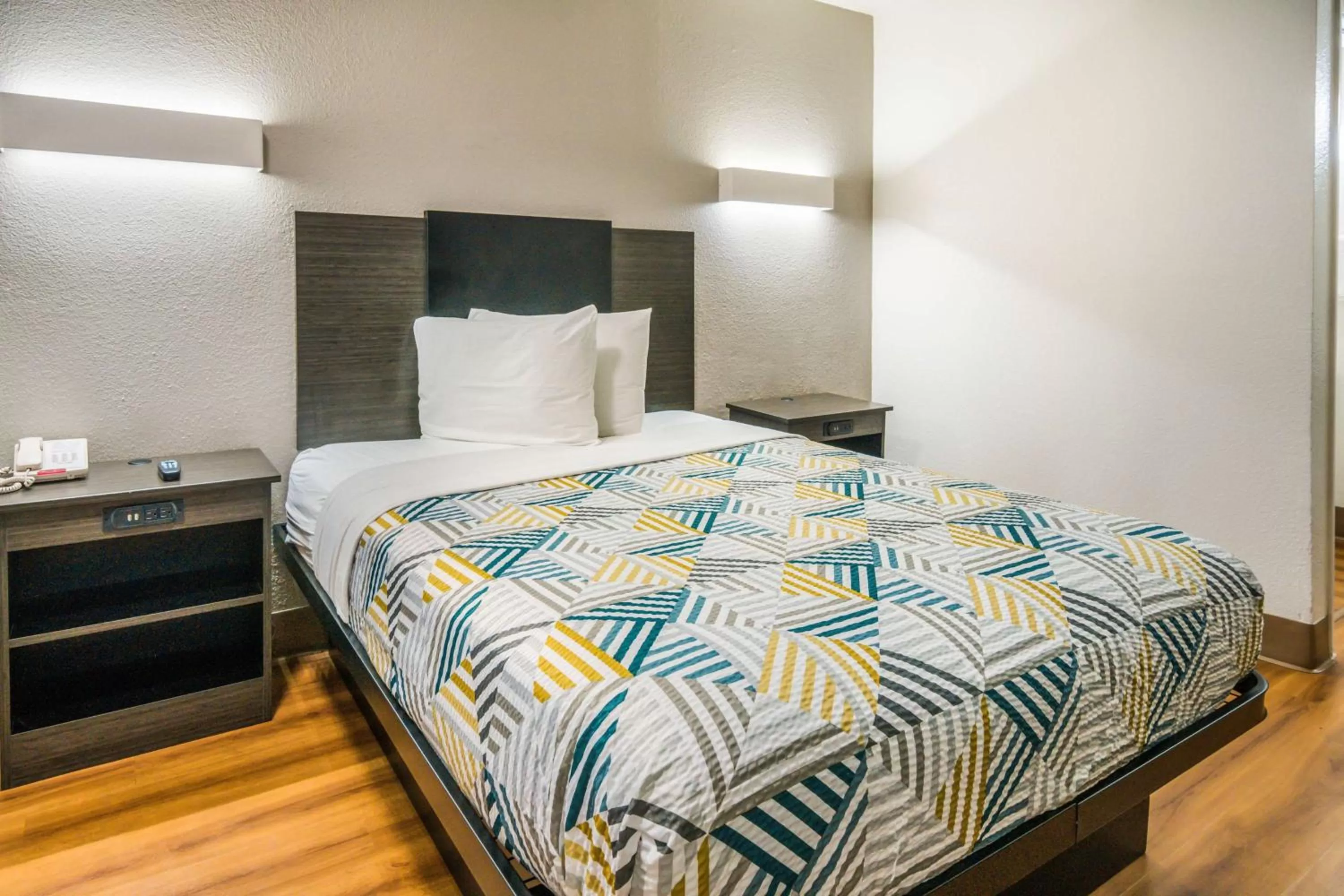 Photo of the whole room, Bed in Motel 6-Irving, TX - Dallas