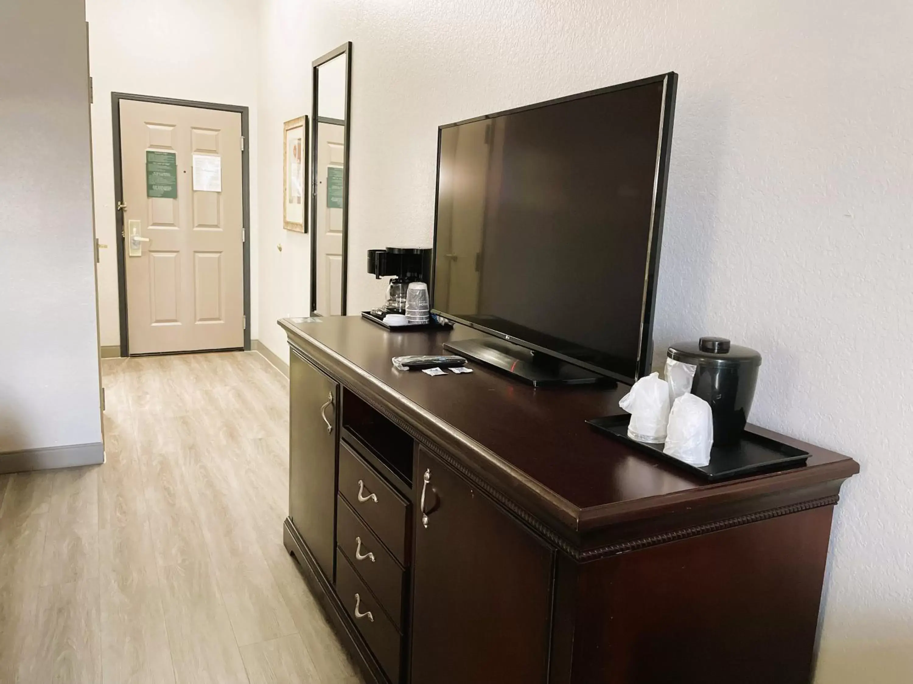TV and multimedia, TV/Entertainment Center in Country Inn & Suites by Radisson, Albany, GA