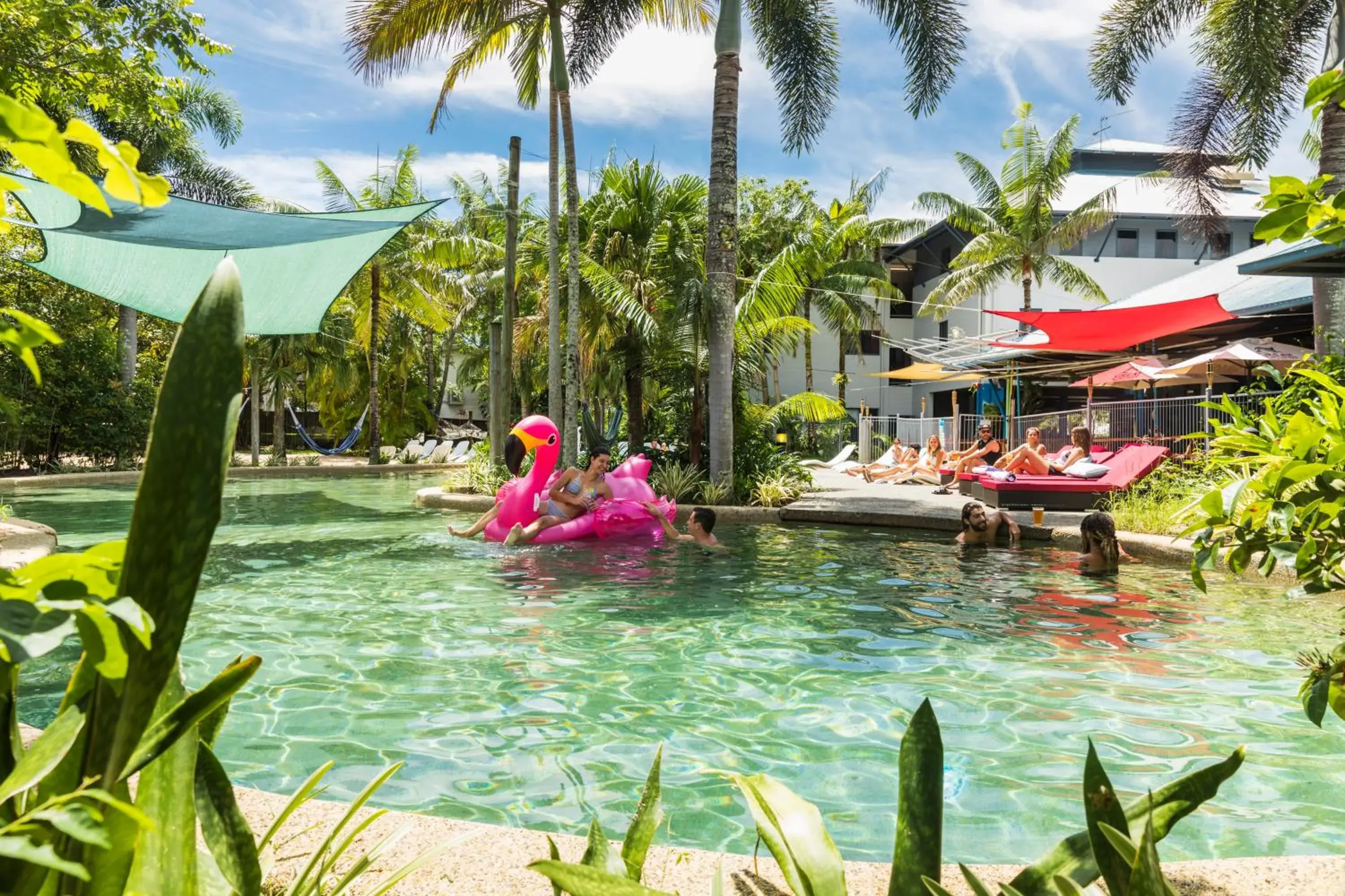 Swimming pool in Summer House Backpackers Cairns