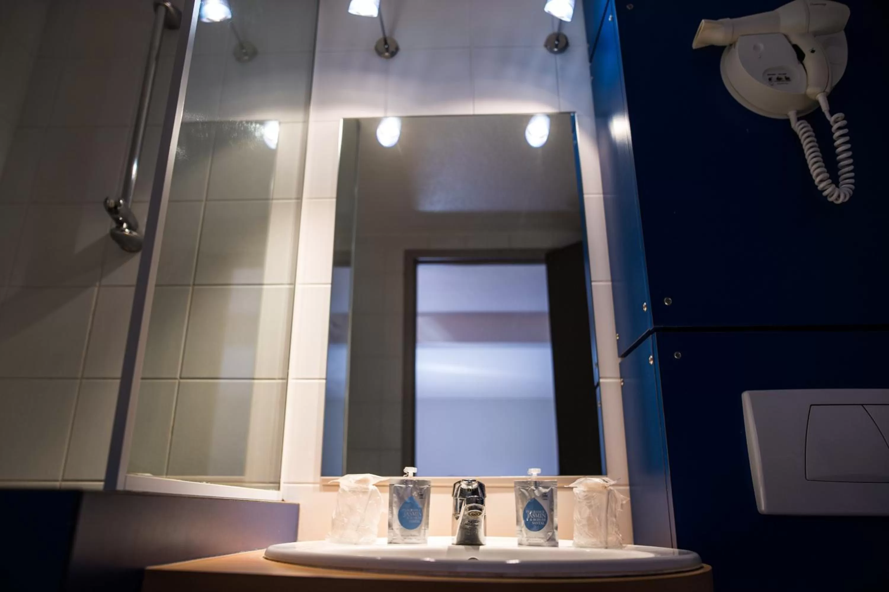 Bathroom in Kyriad Orthez