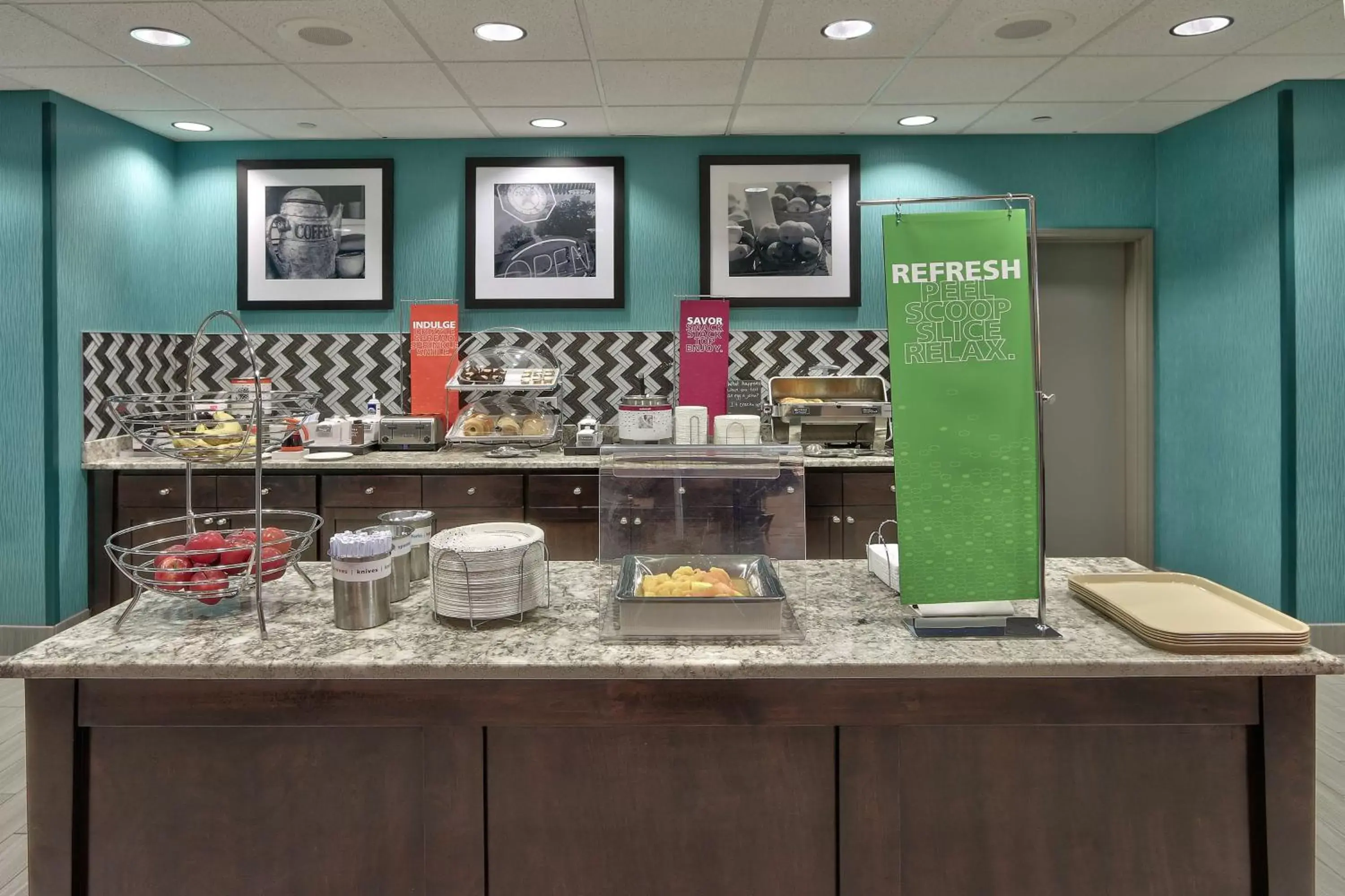 Dining area in Hampton Inn & Suites Albuquerque Airport