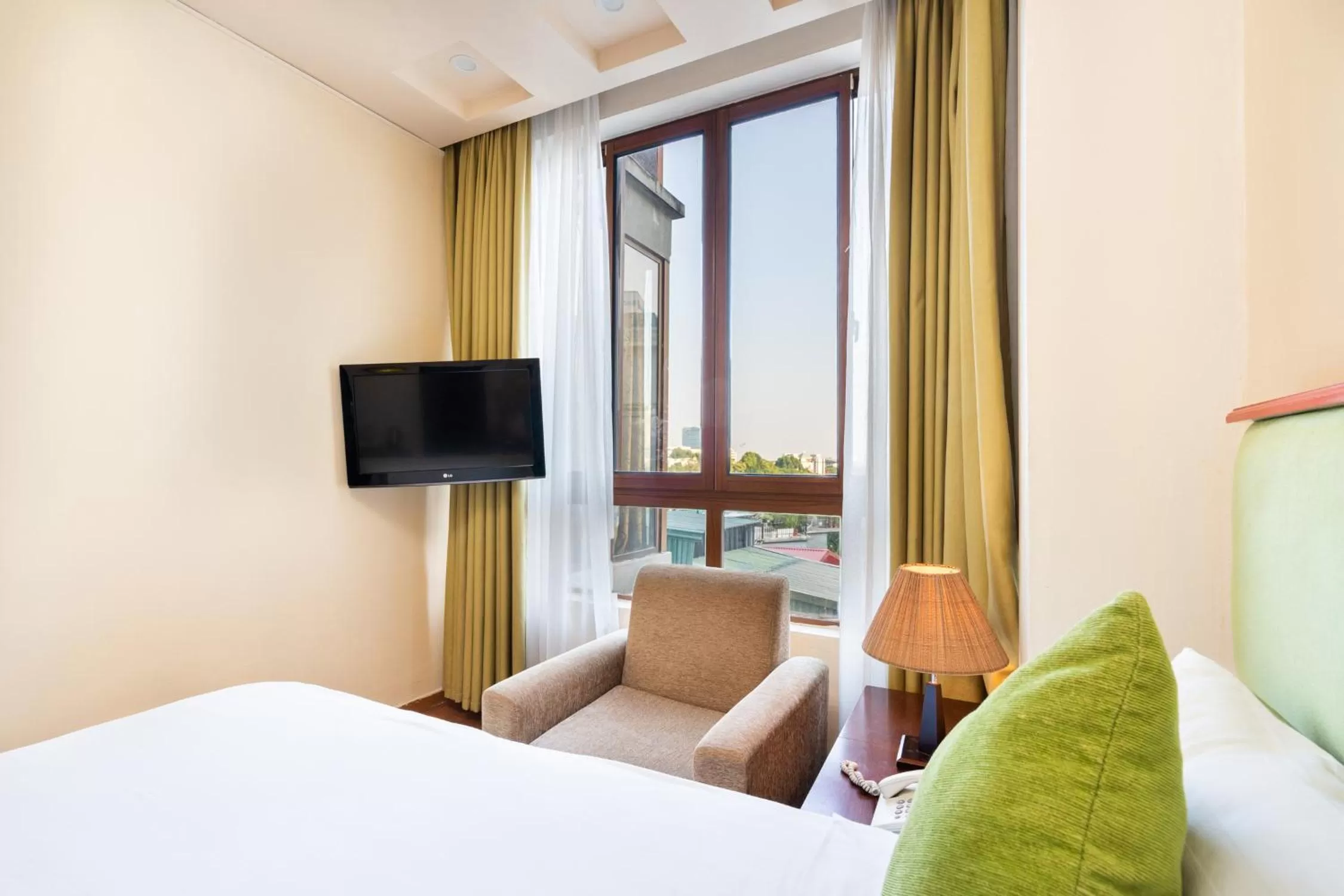 Lake view, TV/Entertainment Center in Artisan Lakeview Hotel