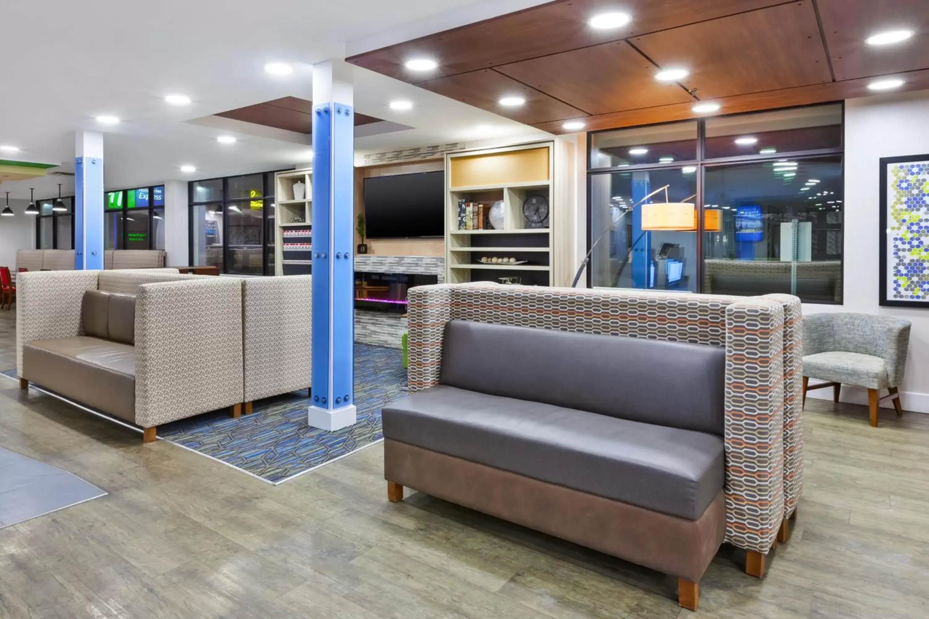 Property building in Holiday Inn Express Winnipeg Airport - Polo Park by IHG Property building in Holiday Inn Express Winnipeg Airport - Polo Park by IHG