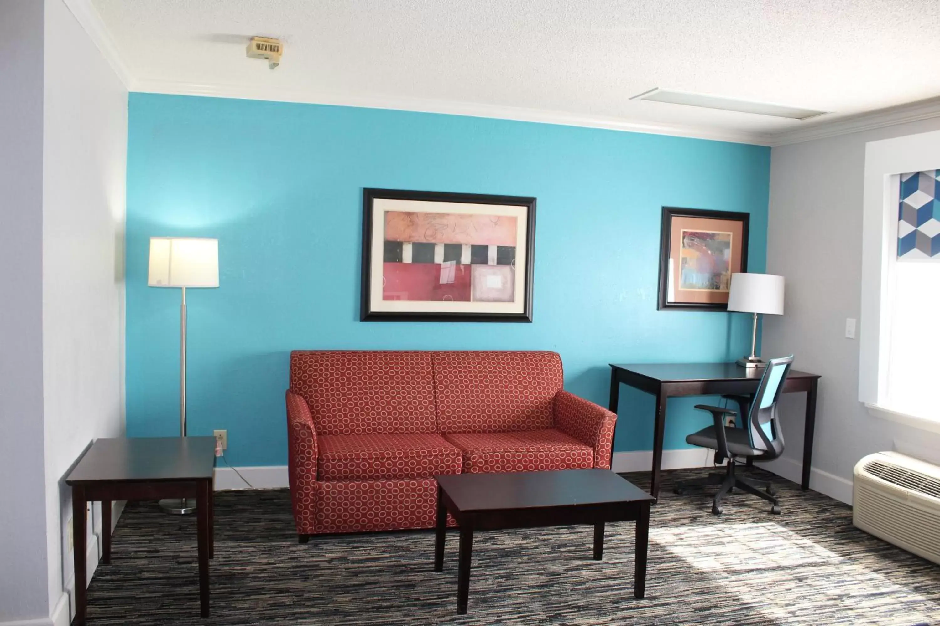 Seating Area in Quality Inn Crossville Near Cumberland Mountain State Park