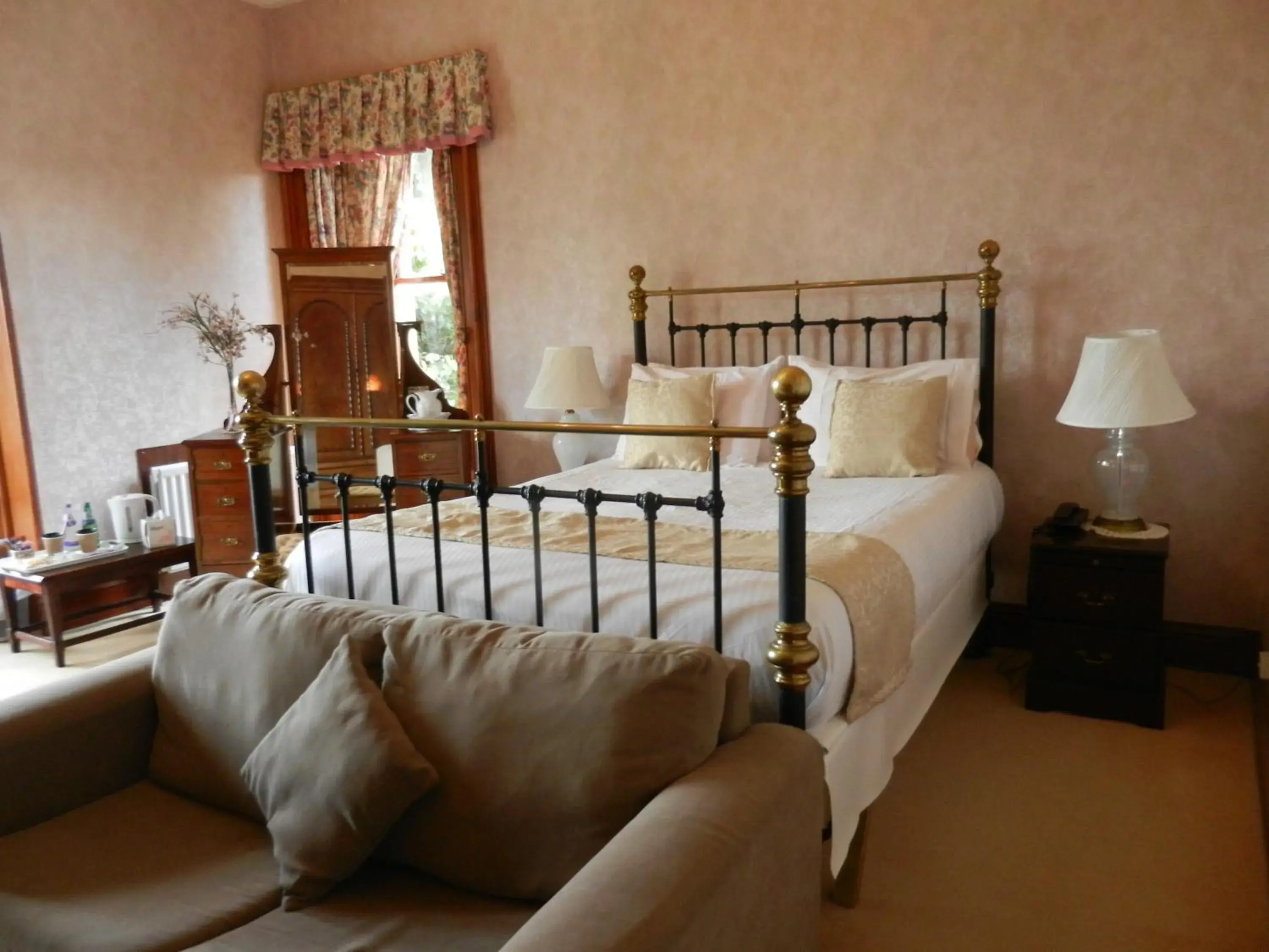 Photo of the whole room, Bed in Mansfield Castle Hotel