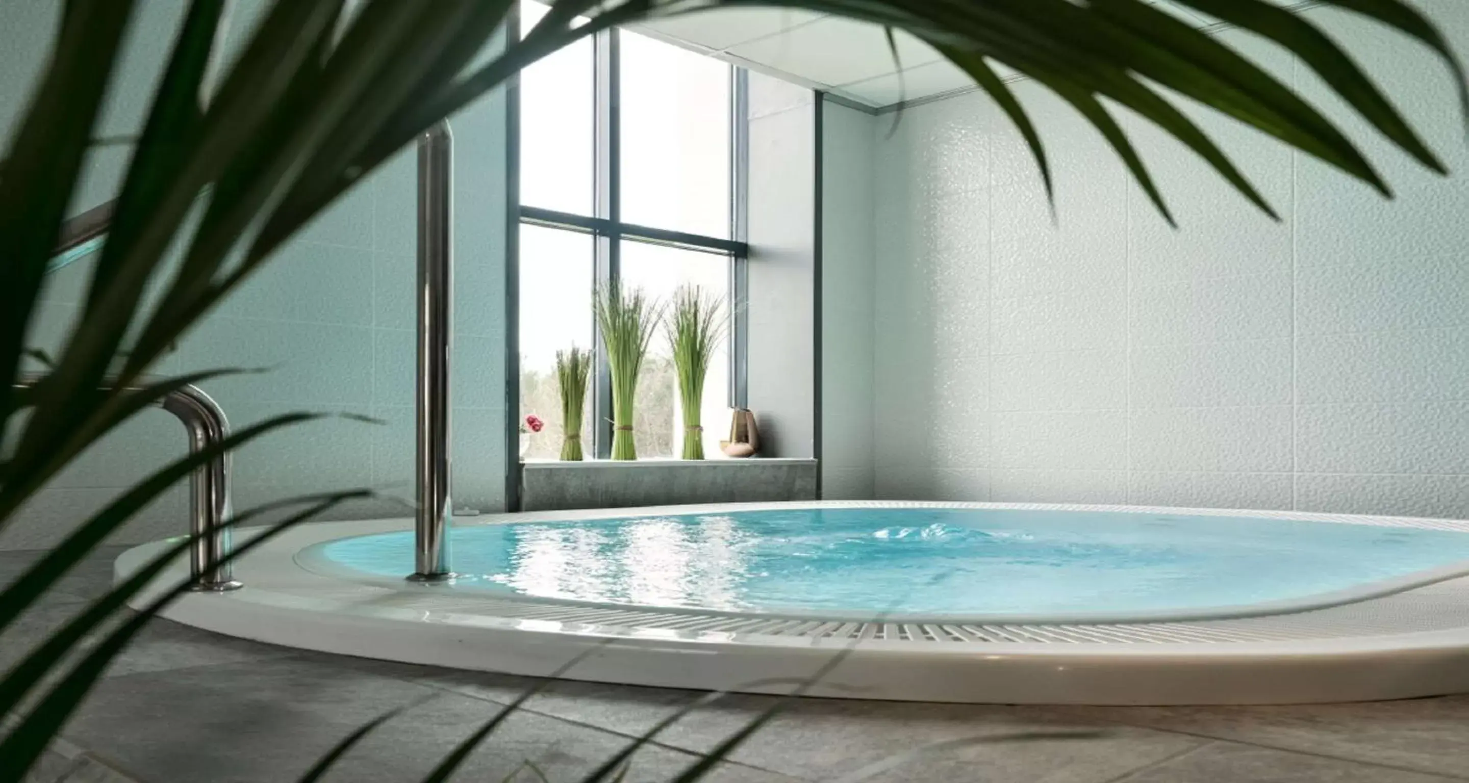 Hot Tub, Swimming Pool in Best Western Hôtel De La Cité & Spa