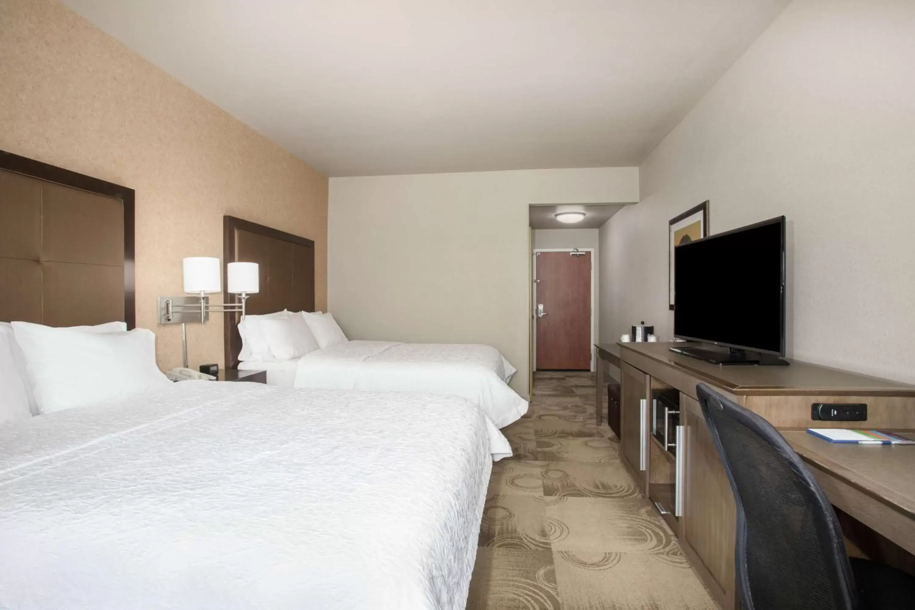 Bedroom, TV/Entertainment Center in Hampton Inn & Suites Yuba City