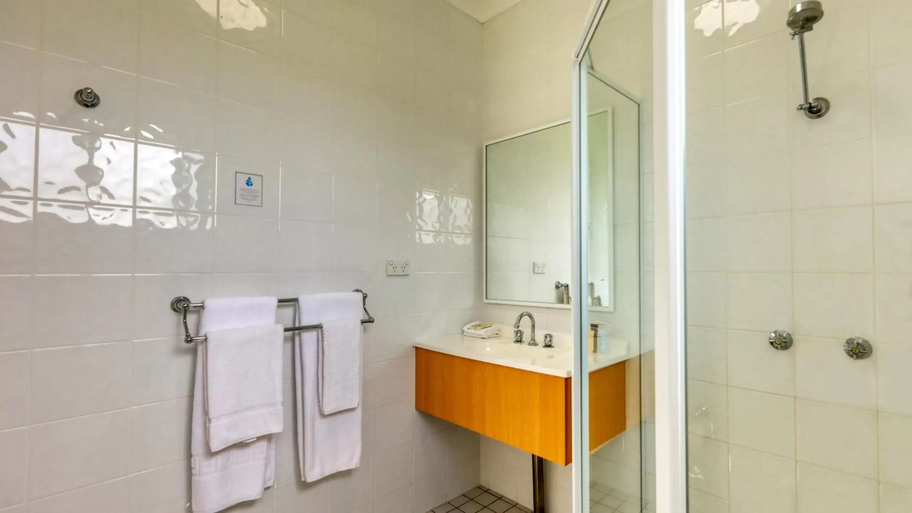 Shower, Bathroom in Country Gardens Motor Inn