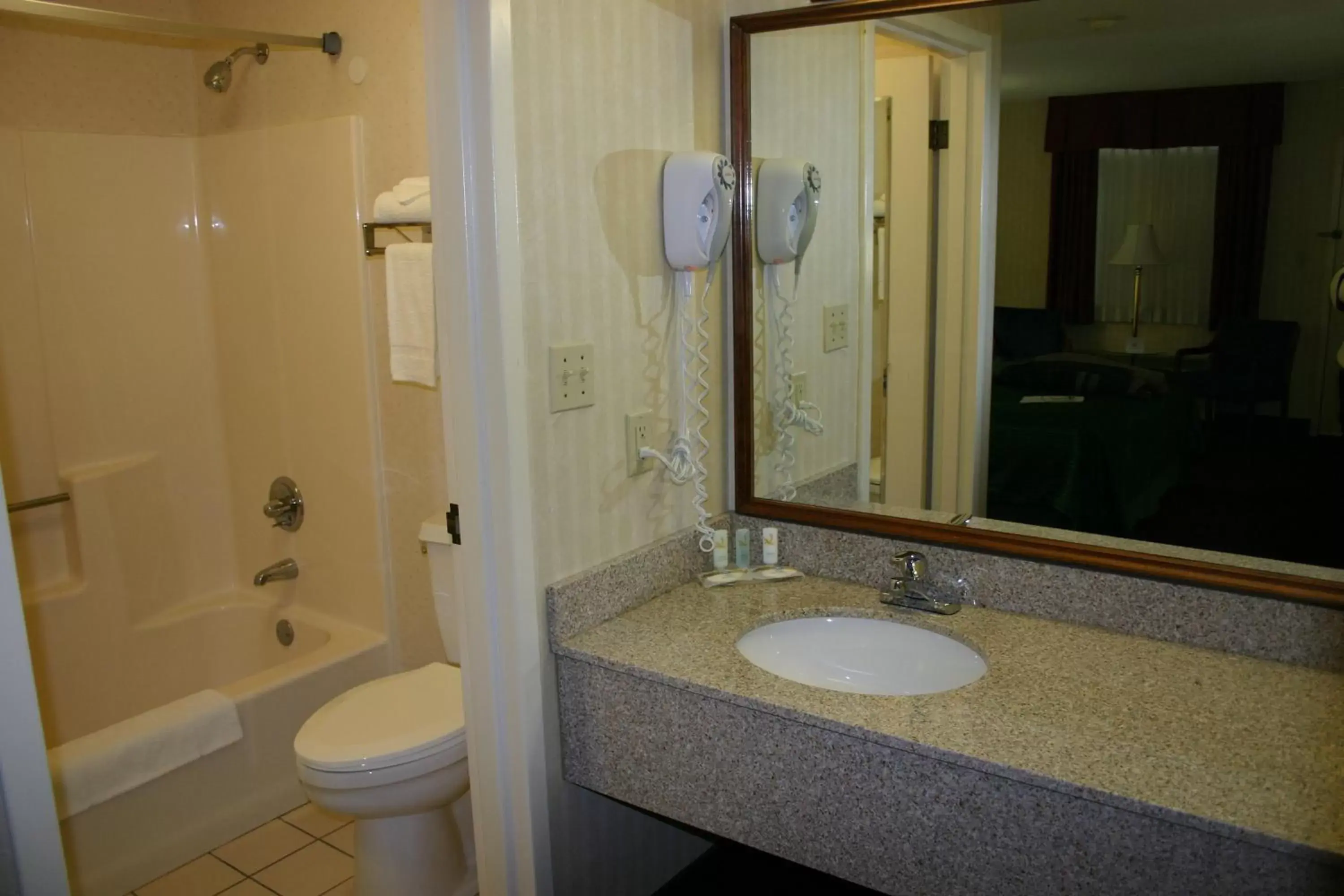 Deluxe Room with Three Double Beds - 1st floor in Quality Inn Gettysburg Battlefield Deluxe Room with Three Double Beds - 1st floor in Quality Inn Gettysburg Battlefield