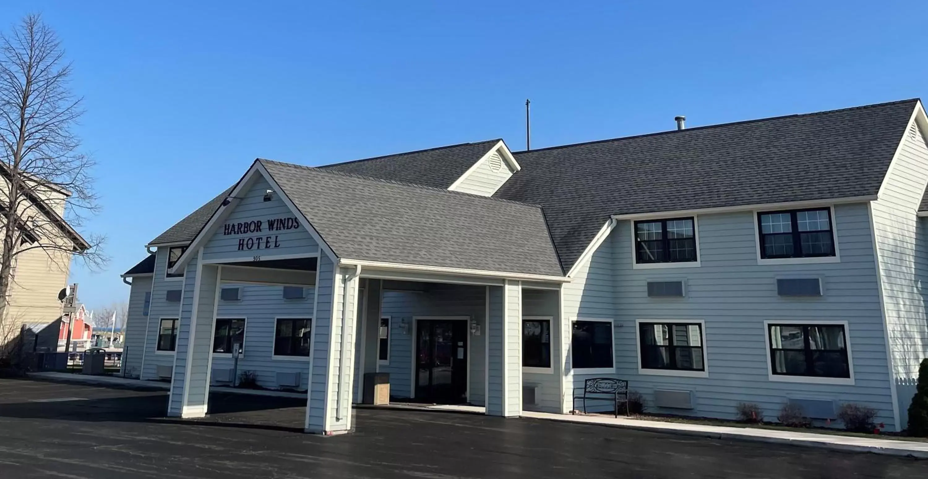 Property building in Harbor Winds Hotel Property building in Harbor Winds Hotel