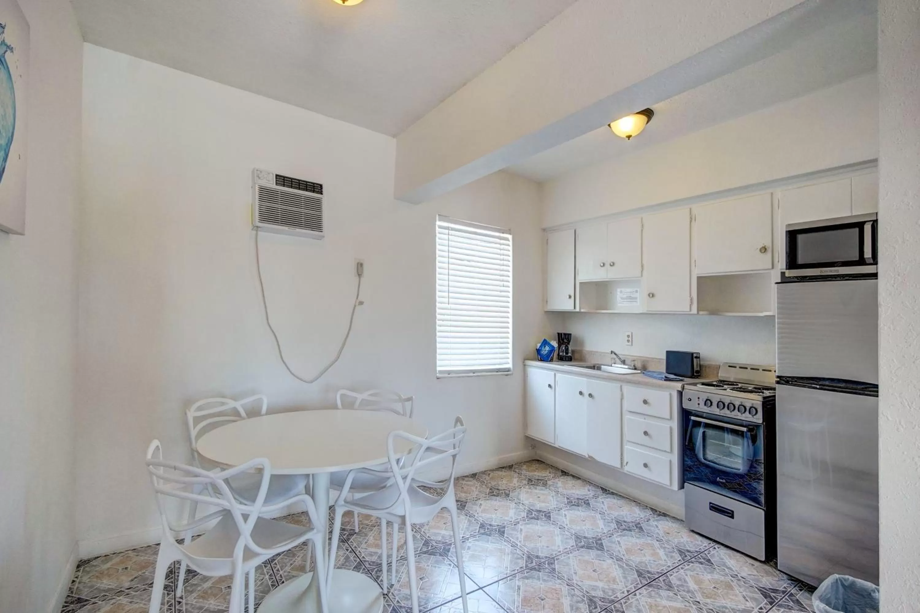 Kitchen or kitchenette in Blue Strawberry by the Sea