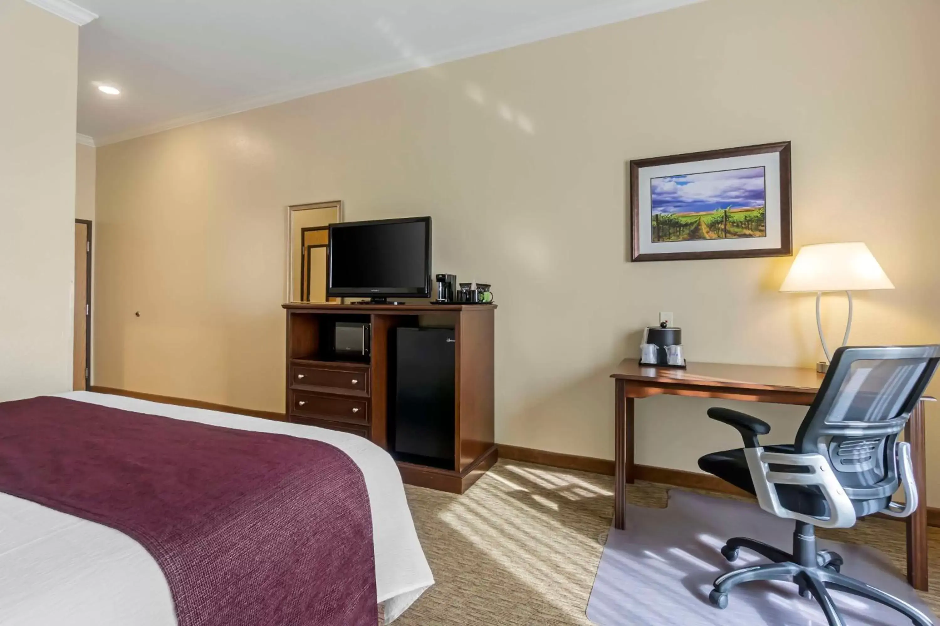 Bedroom, TV/Entertainment Center in Best Western Plus Grapevine Inn