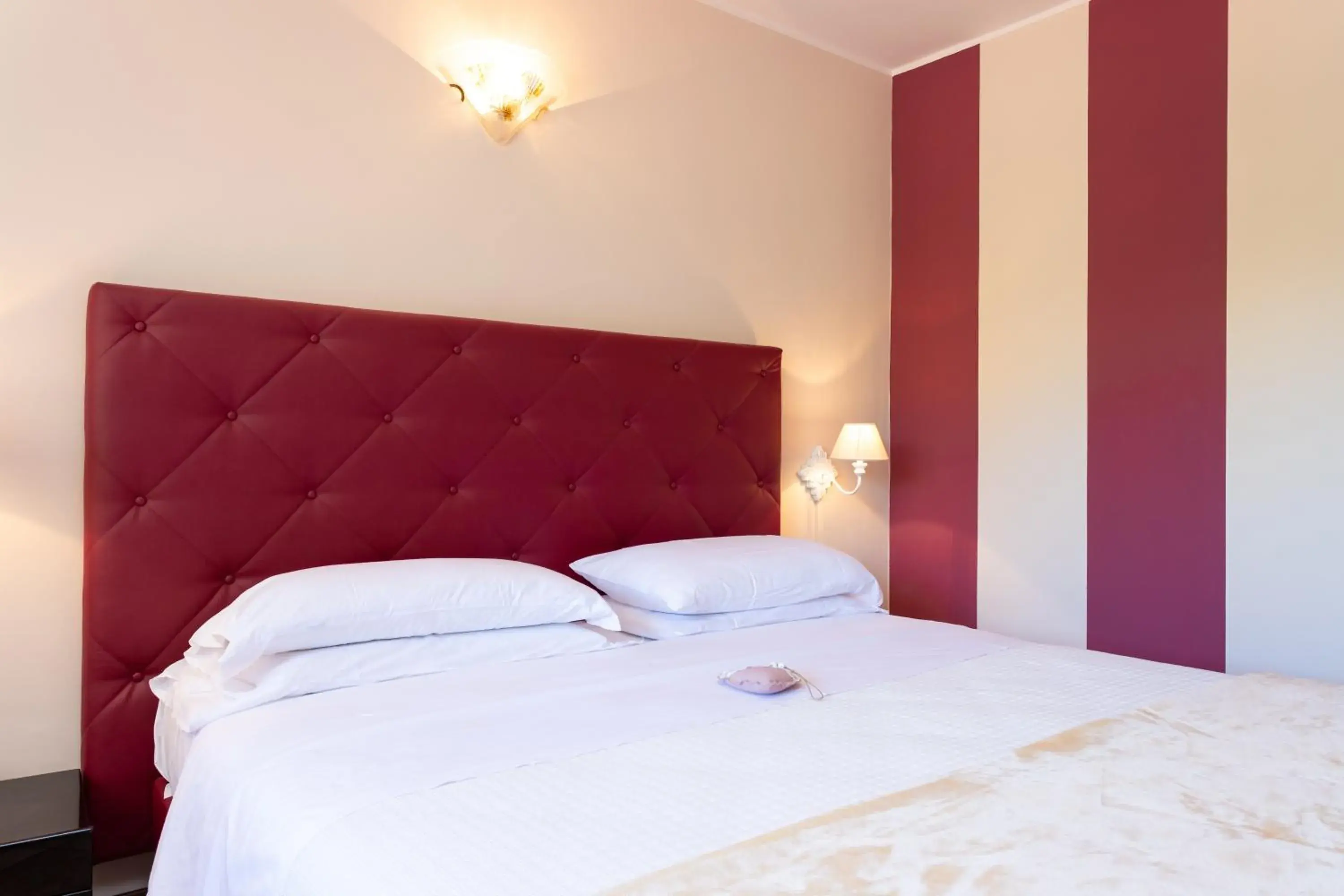 Bedroom, Bed in West Garda Hotel