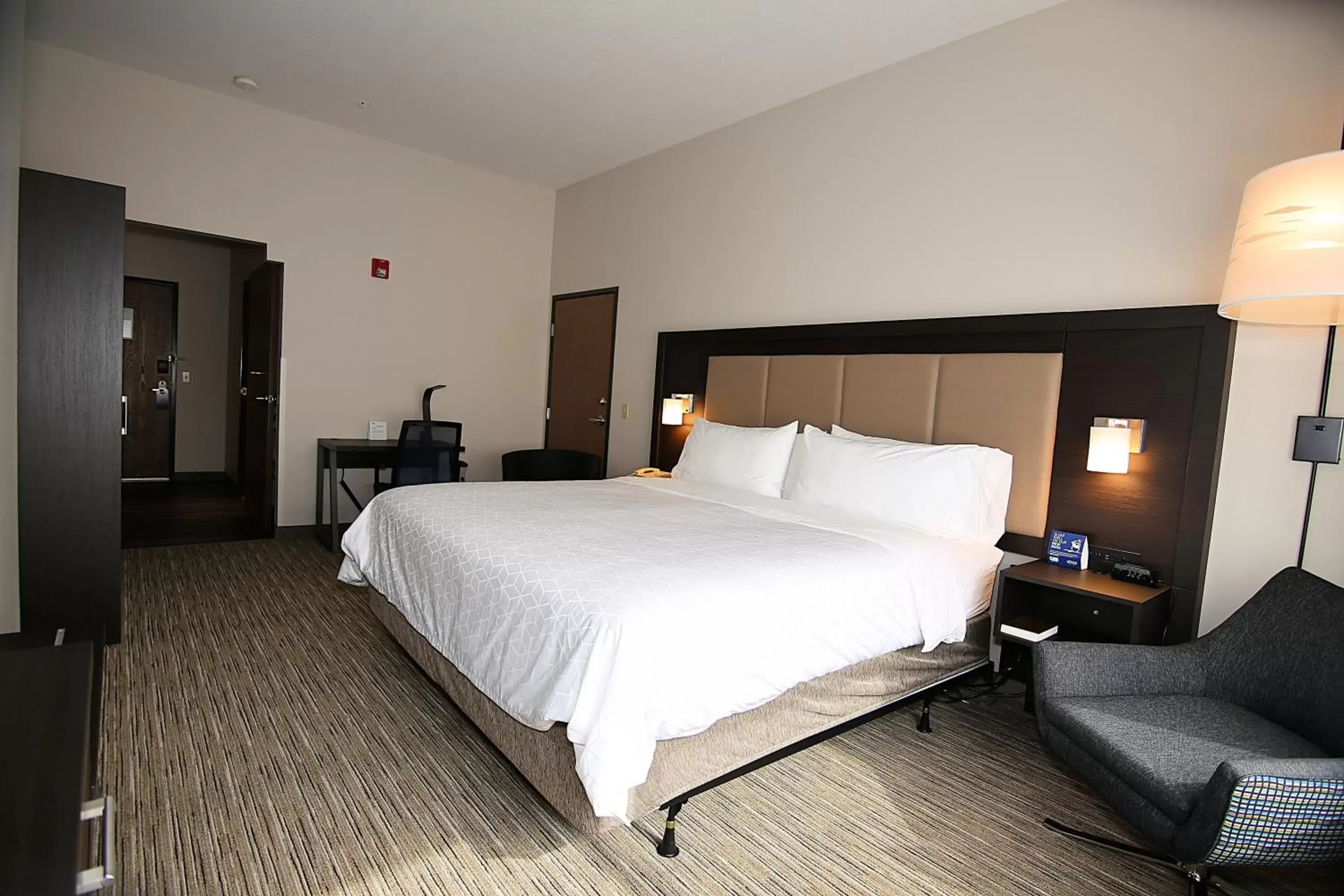 Photo of the whole room, Bed in Holiday Inn Express Hotel & Suites Ashland, an IHG Hotel