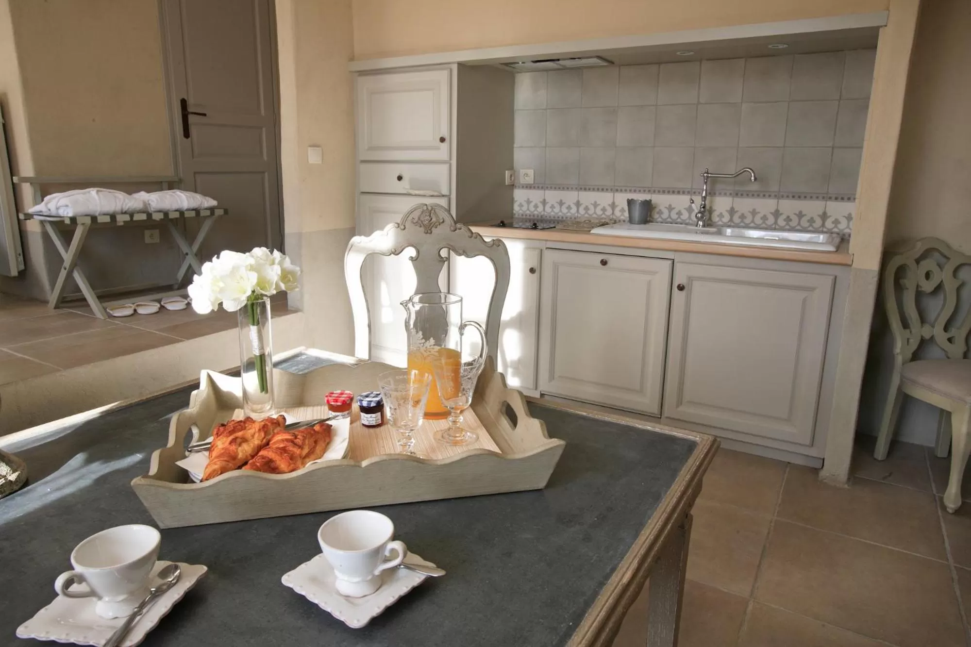 Coffee/tea facilities in Le Couvent d'Hérépian - Hôtel & Spa