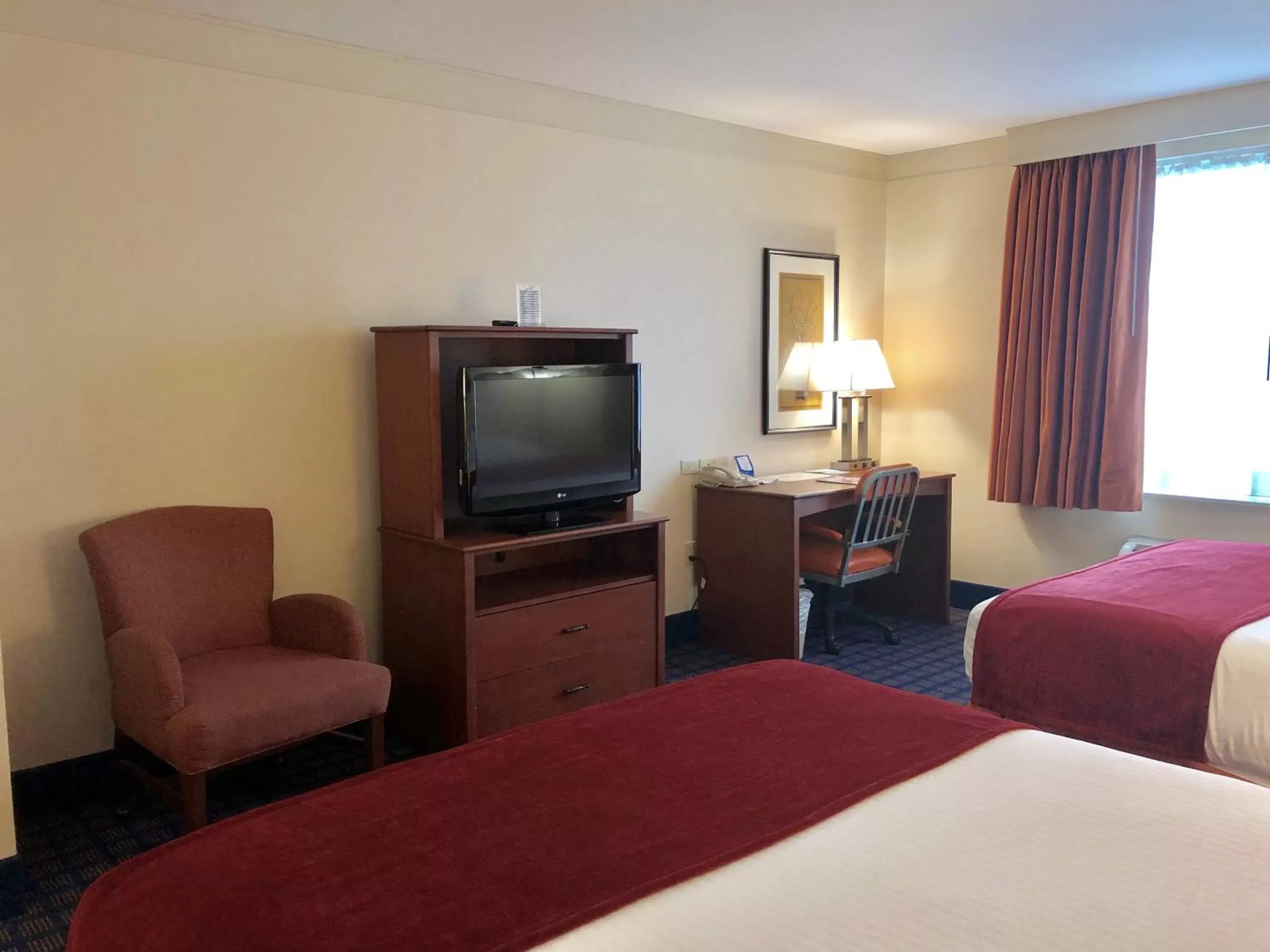 Bedroom, TV/Entertainment Center in Baymont by Wyndham Grand Rapids SW/Byron Center Bedroom, TV/Entertainment Center in Baymont by Wyndham Grand Rapids SW/Byron Center