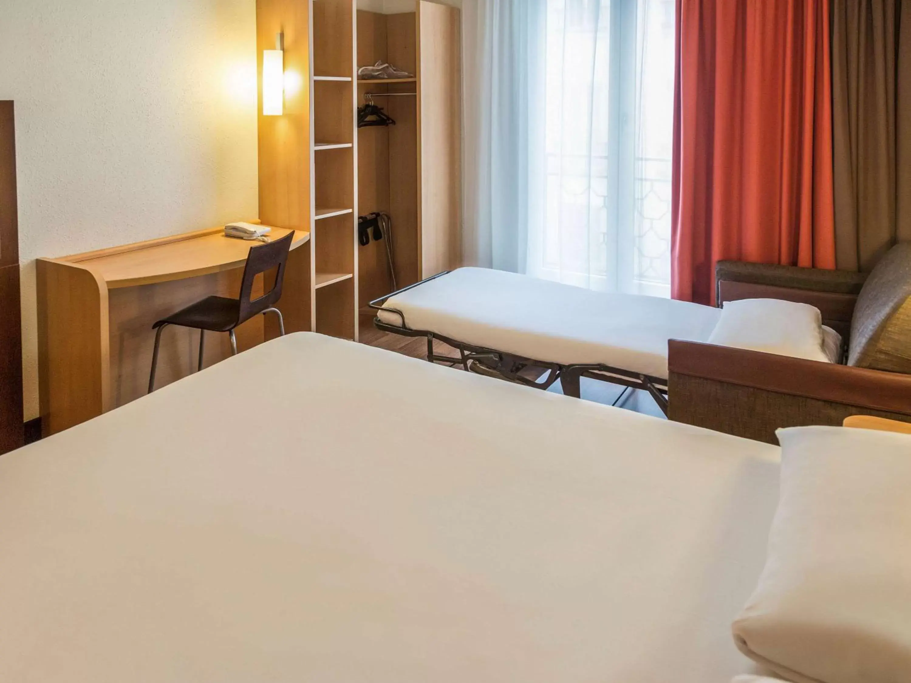 Photo of the whole room, Bed in ibis Paris Opera La Fayette