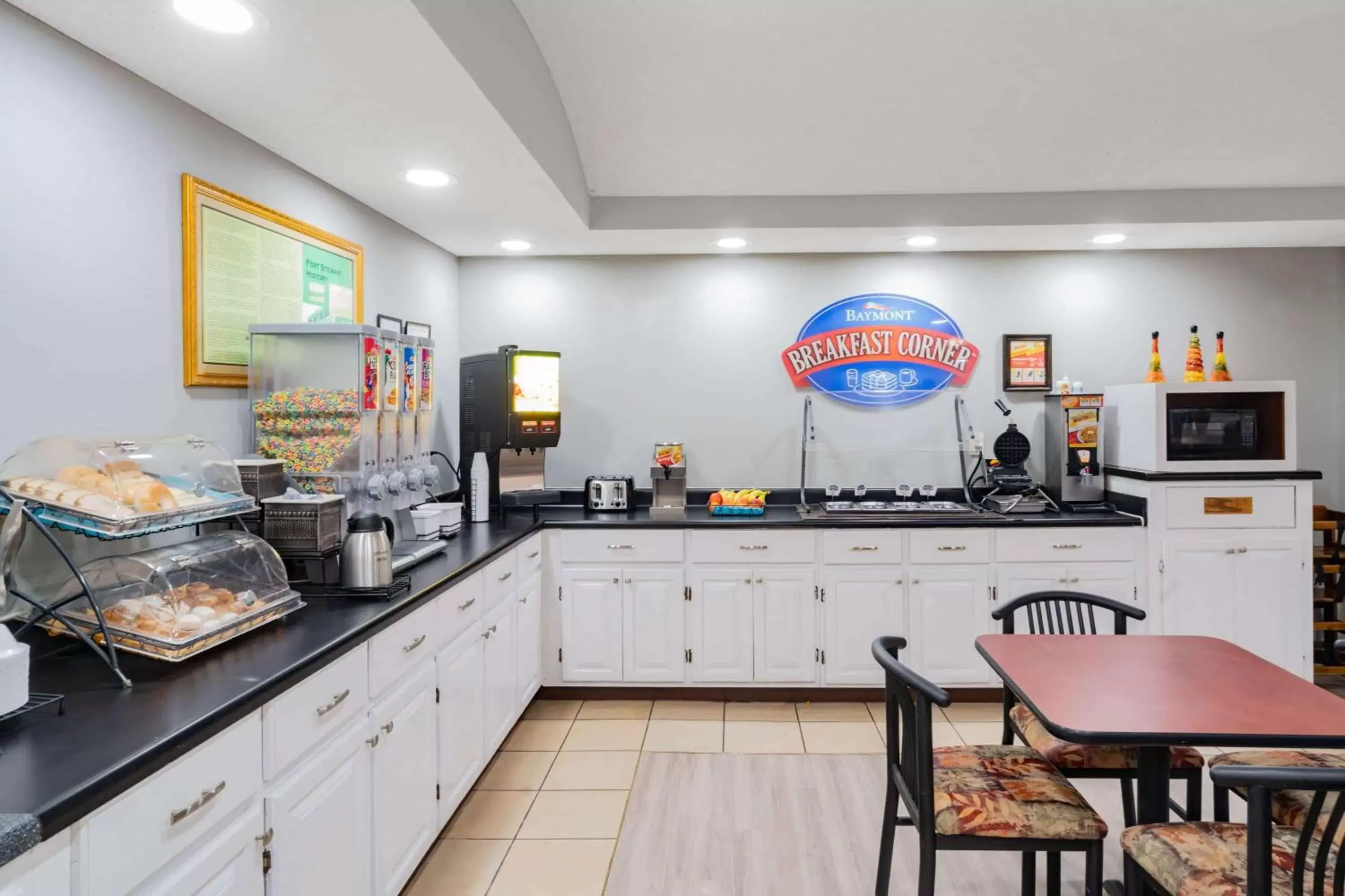 Restaurant/places to eat, Kitchen/Kitchenette in Baymont by Wyndham Hinesville Fort Stewart Area