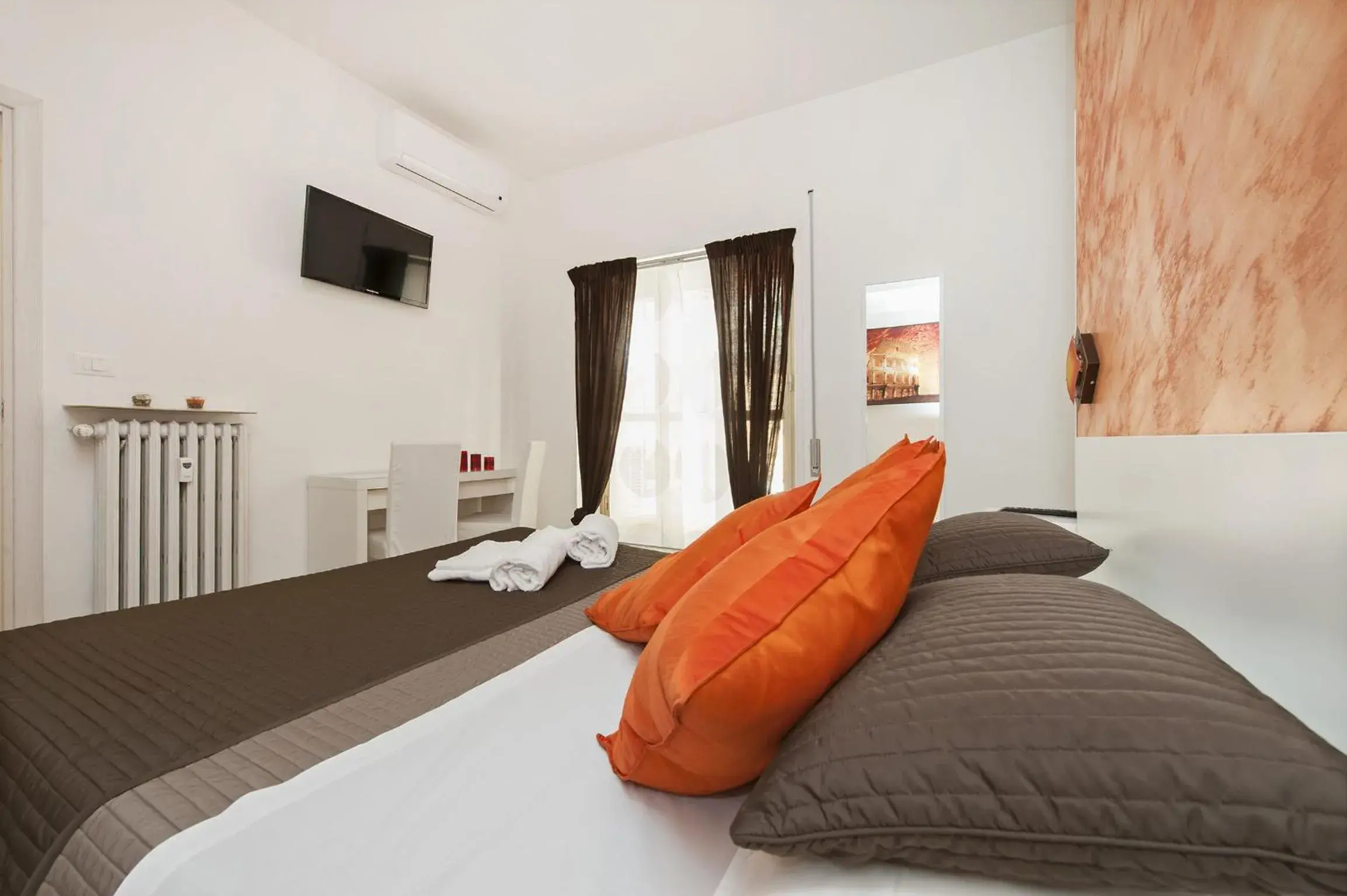 Bedroom, Bed in De Guestibus