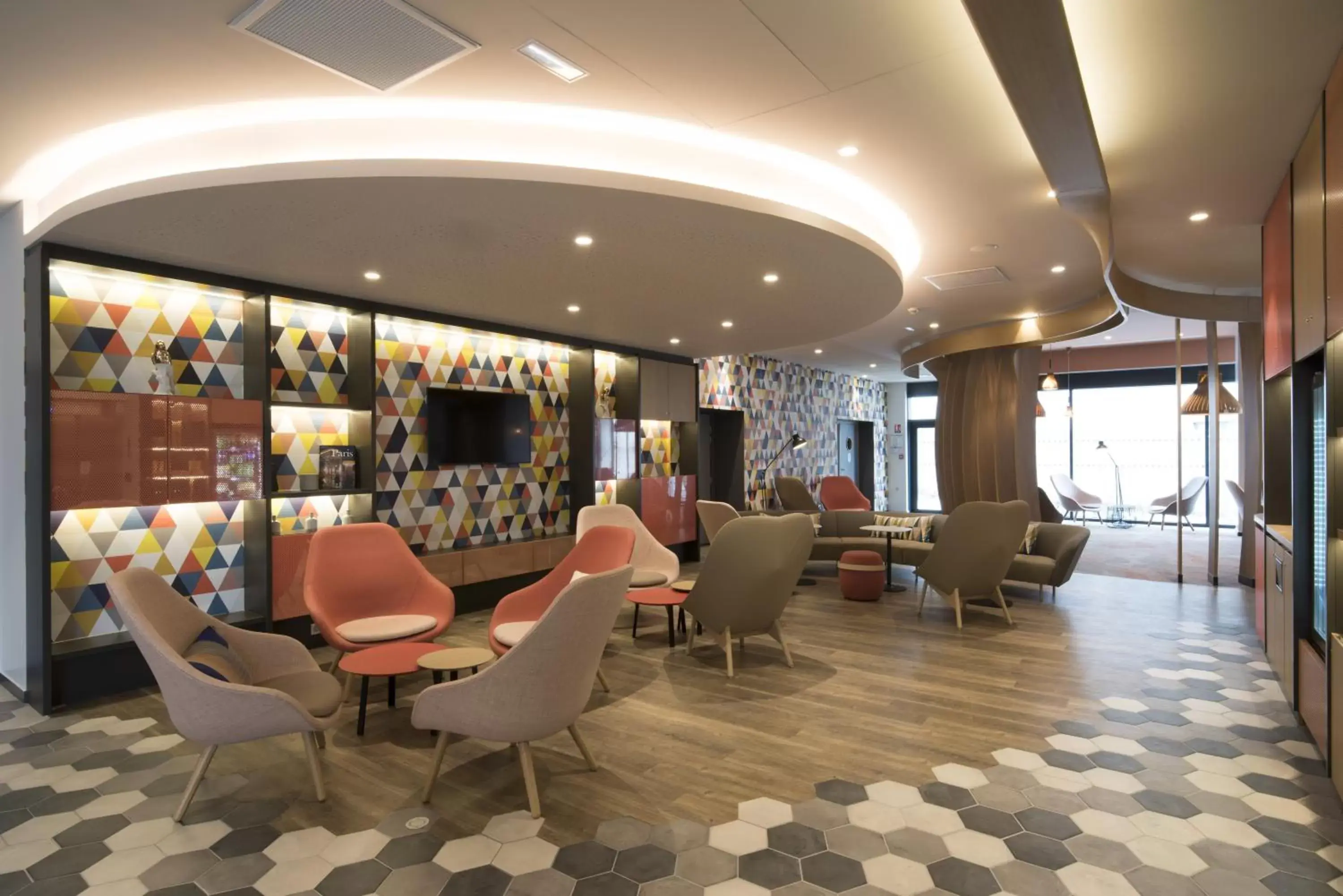 Lounge or bar, Lounge/Bar in Holiday Inn Express - Paris - CDG Airport, an IHG Hotel