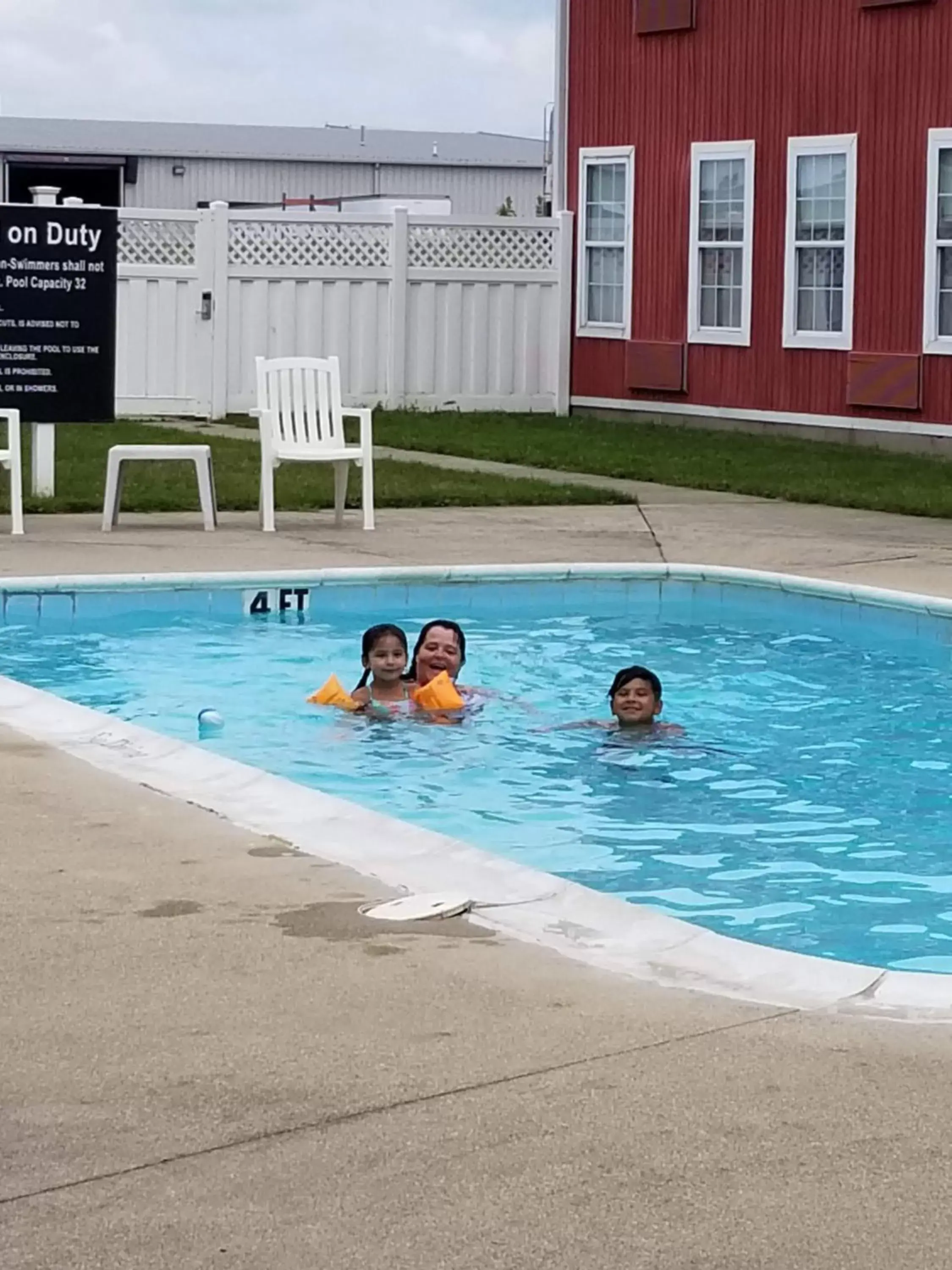 Swimming Pool in CountrySide Inn