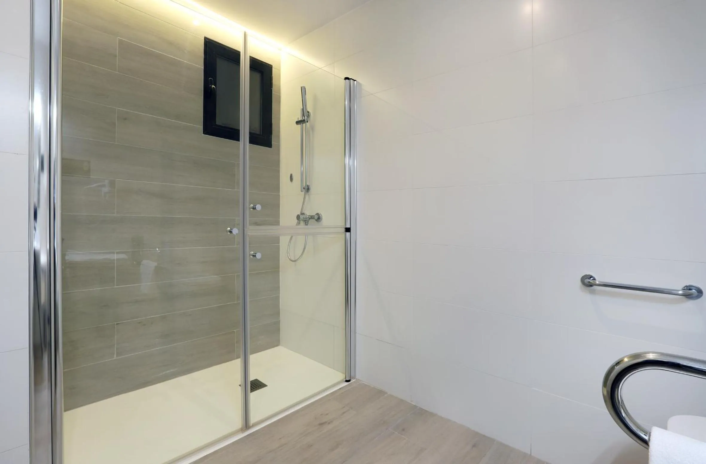 Shower in Hotel Alameda