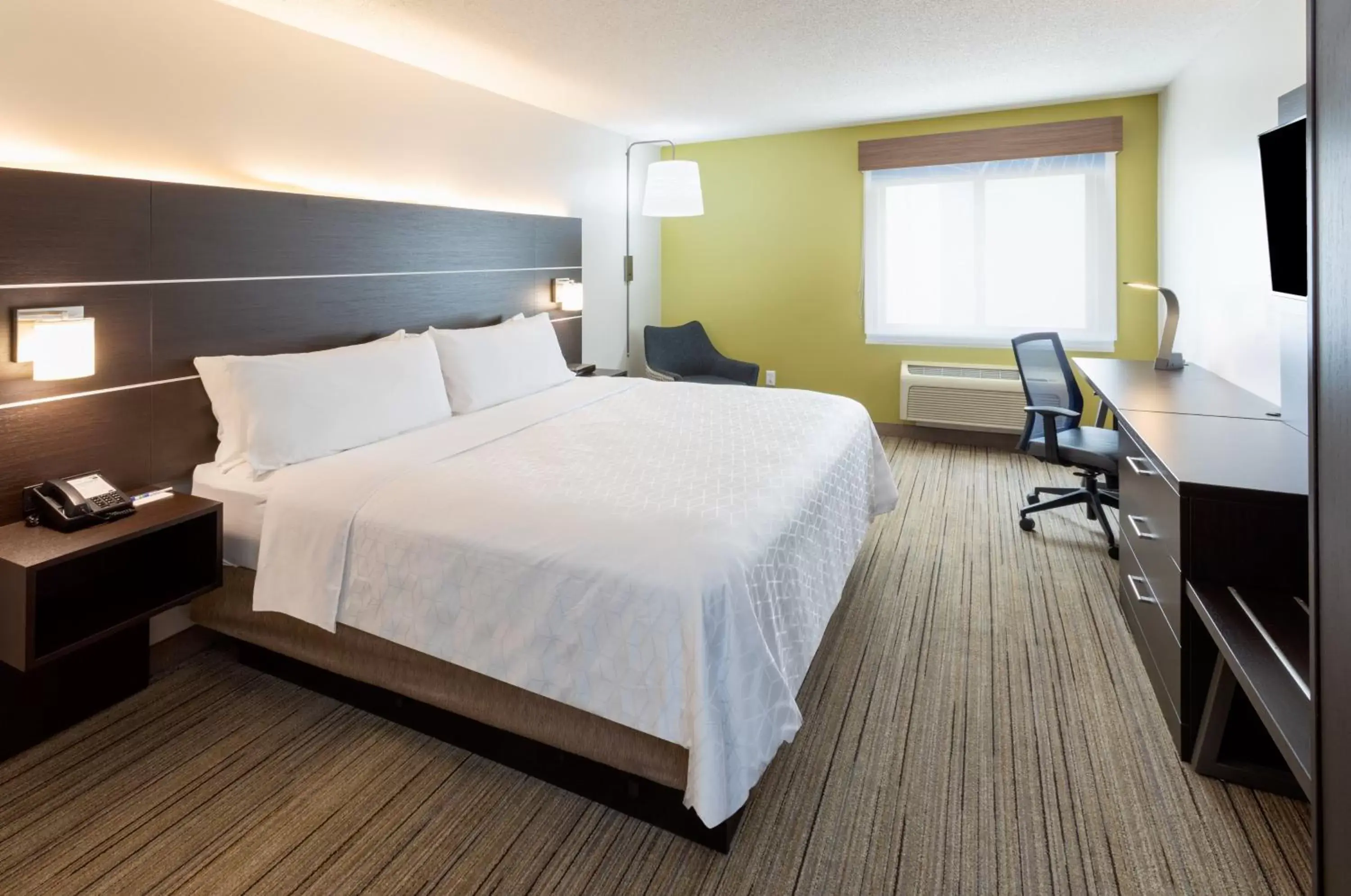 Photo of the whole room, Bed in Holiday Inn Express Hotel & Suites Minneapolis-Downtown Convention Center, an IHG Hotel
