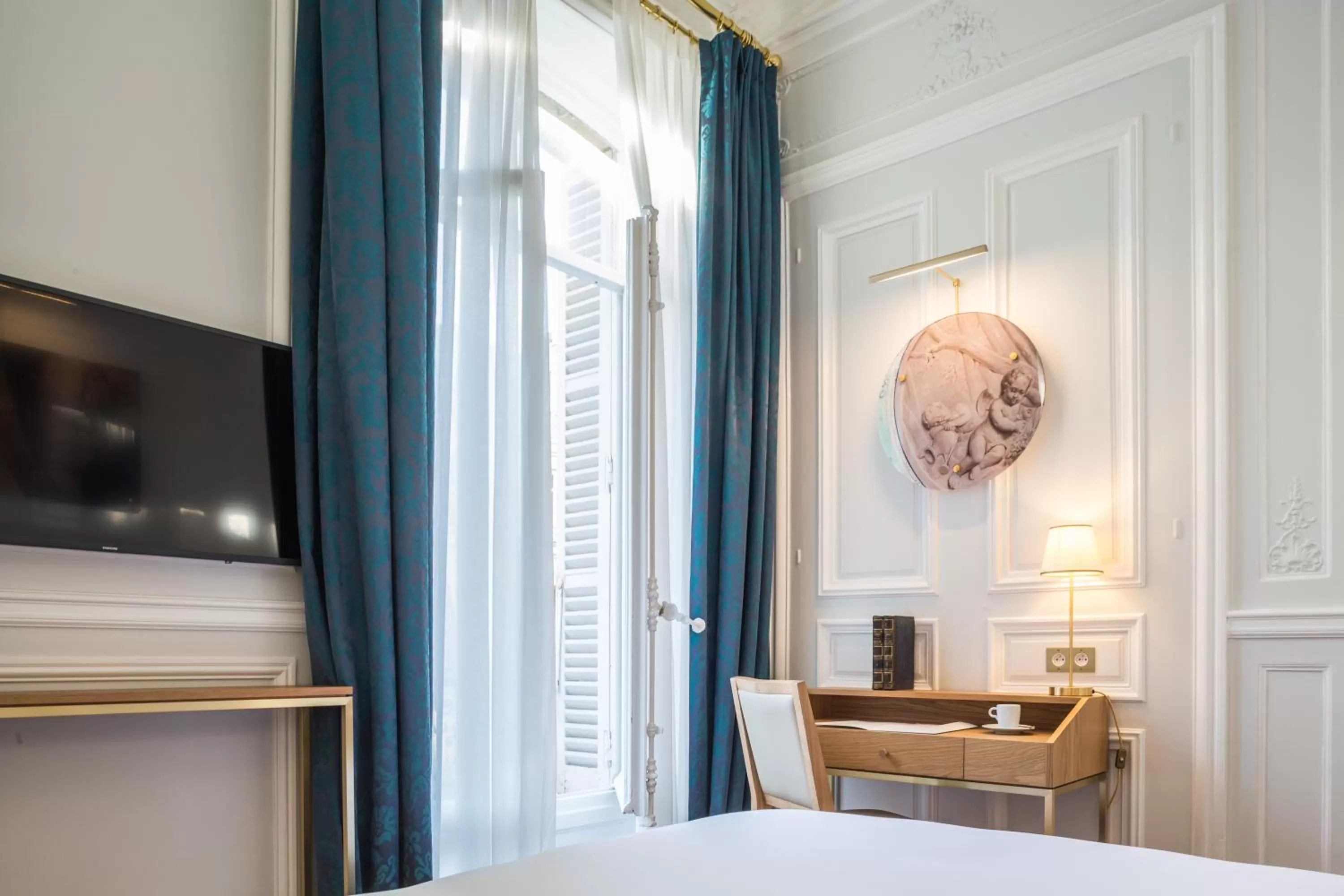 TV and multimedia, Bed in Hôtel Alfred Sommier