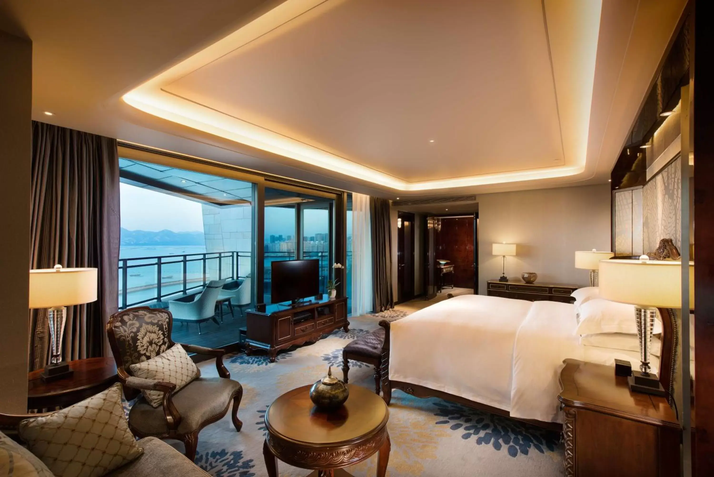 Bed in Hilton Shenzhen Shekou Nanhai