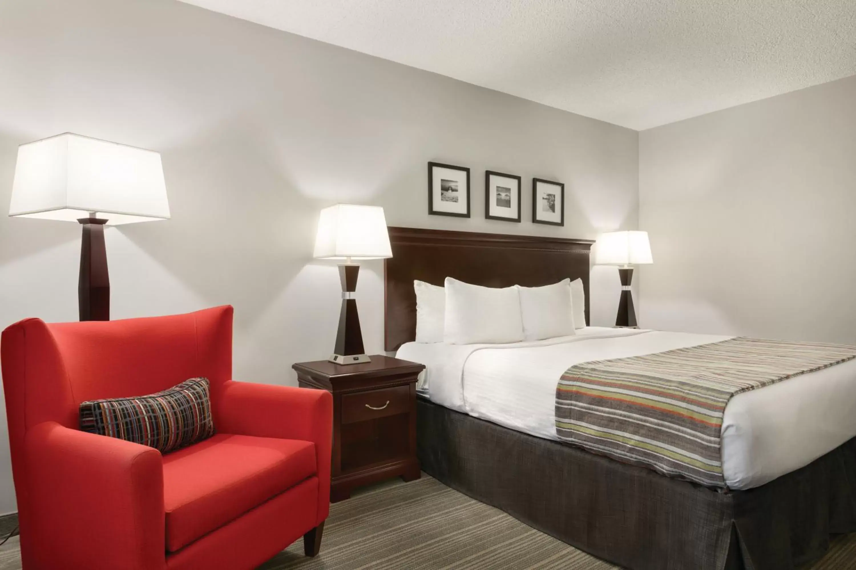 Bed in Country Inn & Suites by Radisson, Traverse City, MI