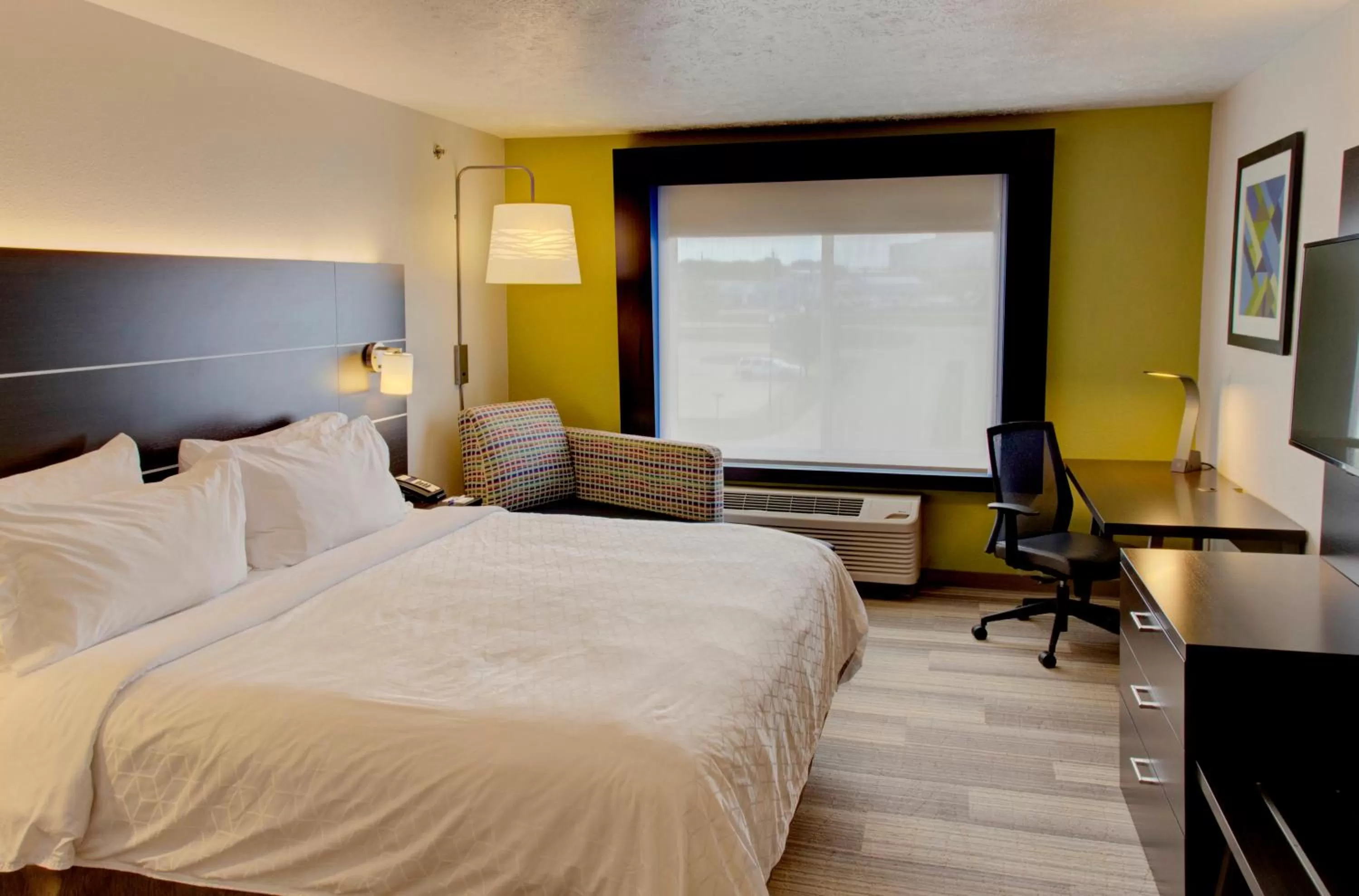 Photo of the whole room, Bed in Holiday Inn Express & Suites Le Mars by IHG
