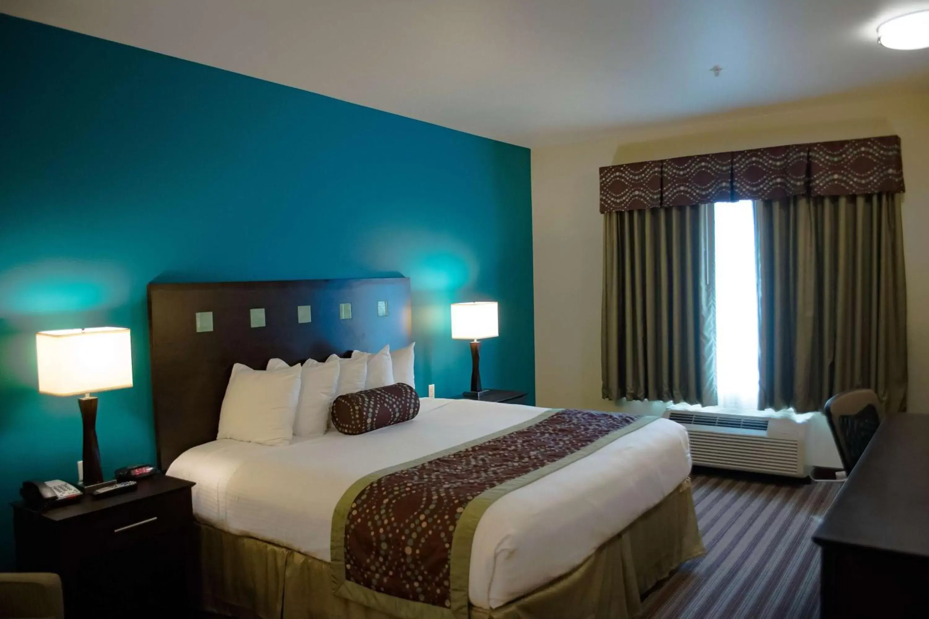 Photo of the whole room, Bed in Best Western Plus DeSoto Inn & Suites
