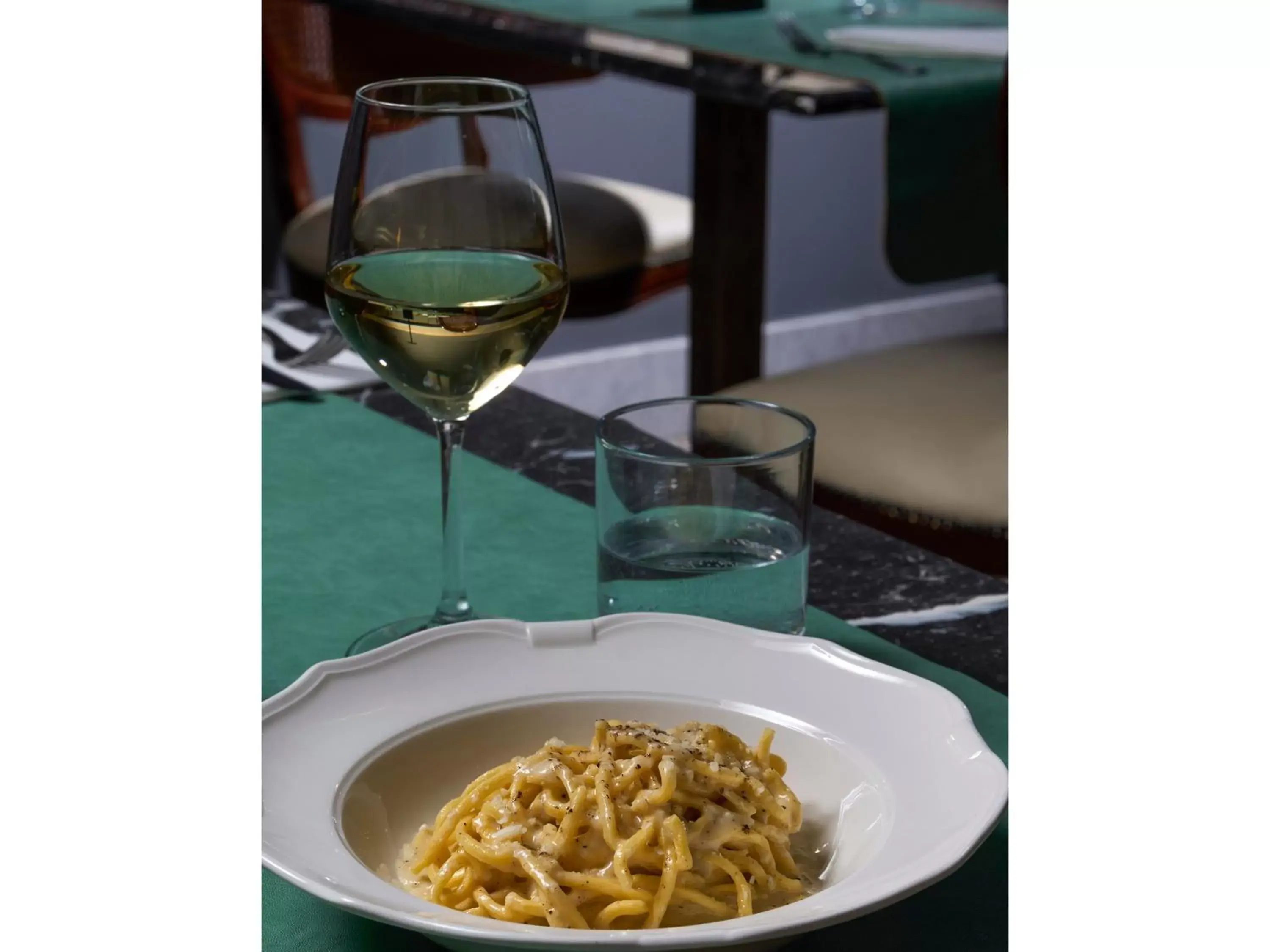 Restaurant/places to eat in Golden Tulip Rome Piram