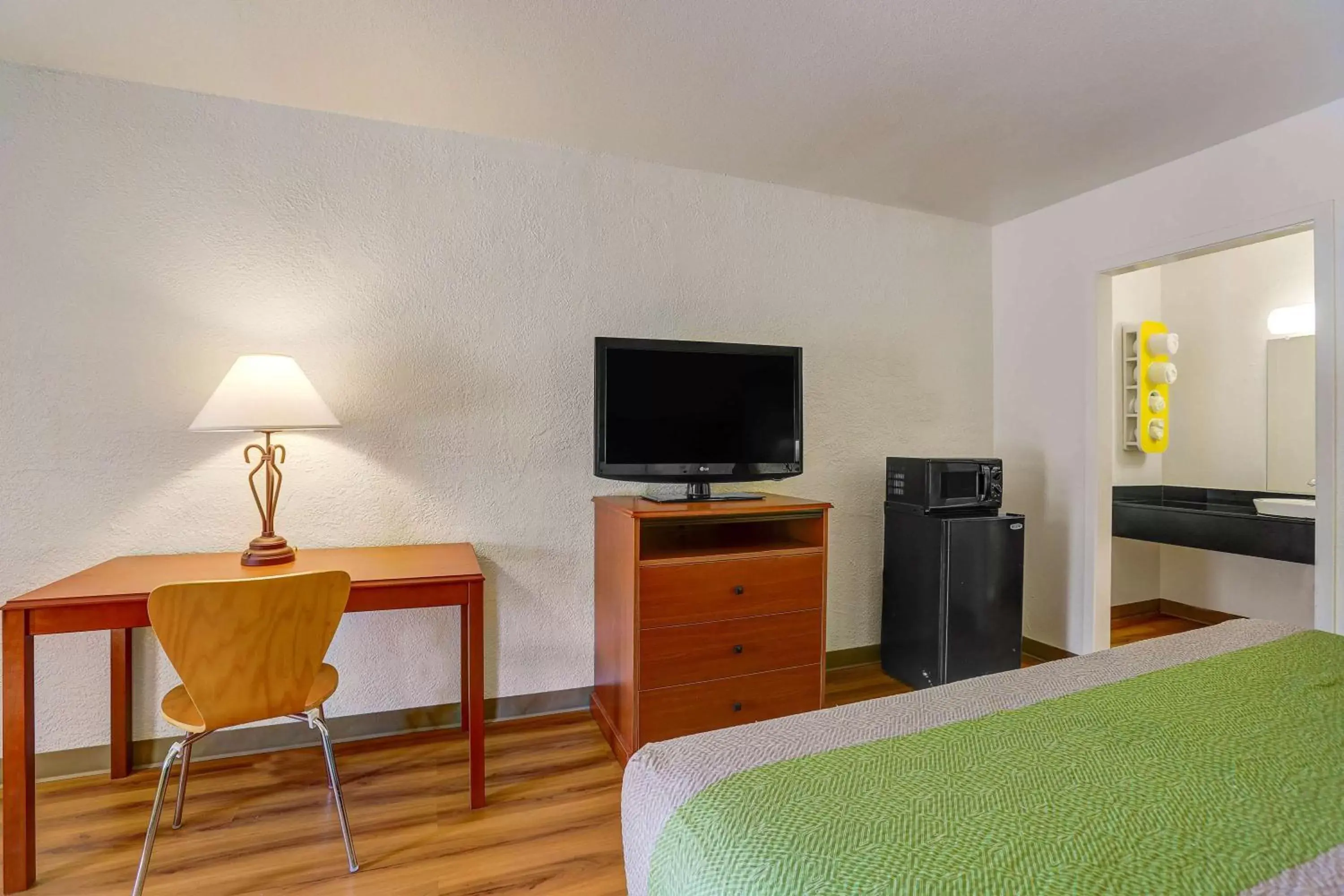 Photo of the whole room, TV/Entertainment Center in Motel 6-Sonora, TX