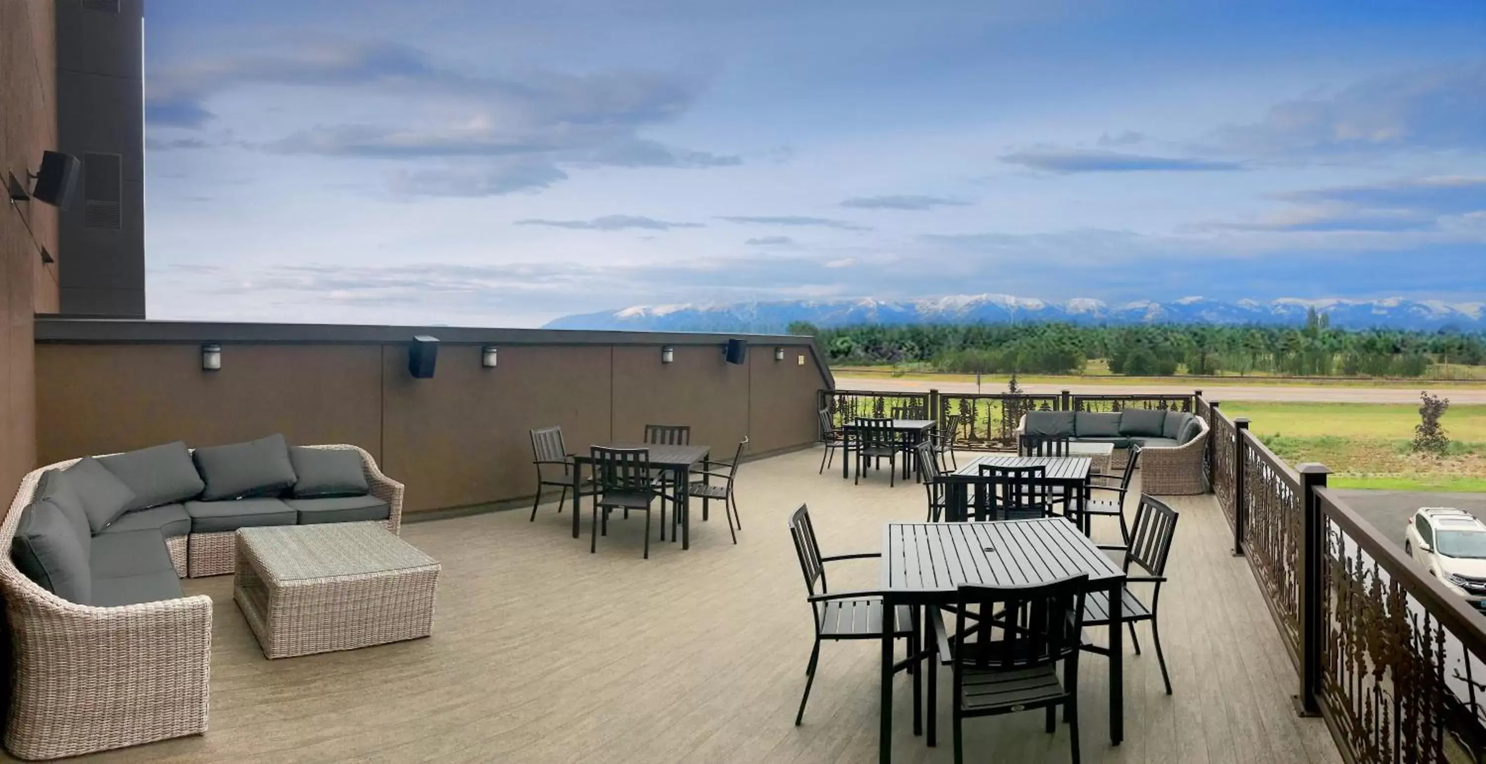 Balcony/Terrace, Restaurant/Places to Eat in Glacier International Lodge