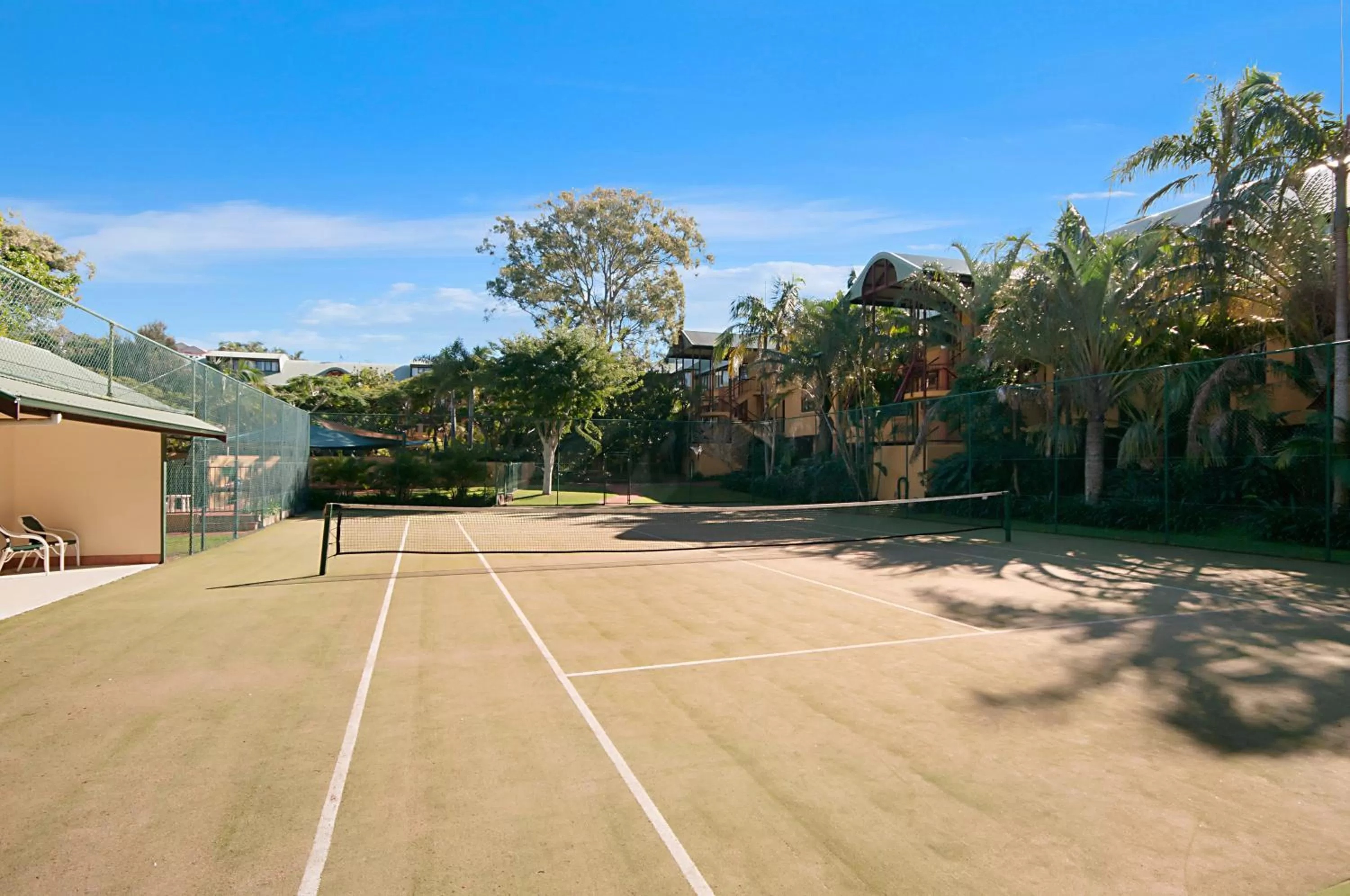 Tennis court in Byron Links Apartments